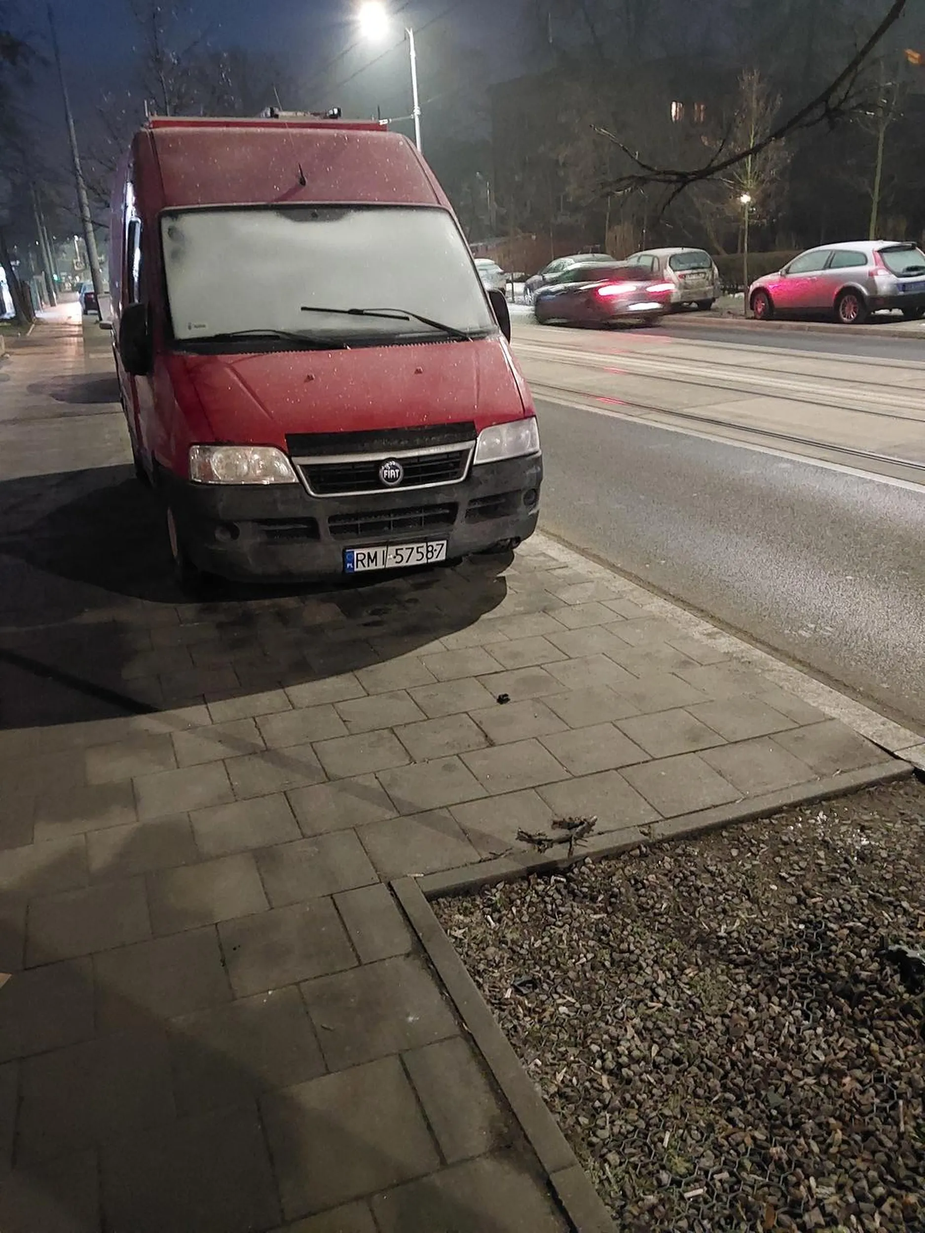 Od 5. dni stoi na dwóch miejscach parkingowych
