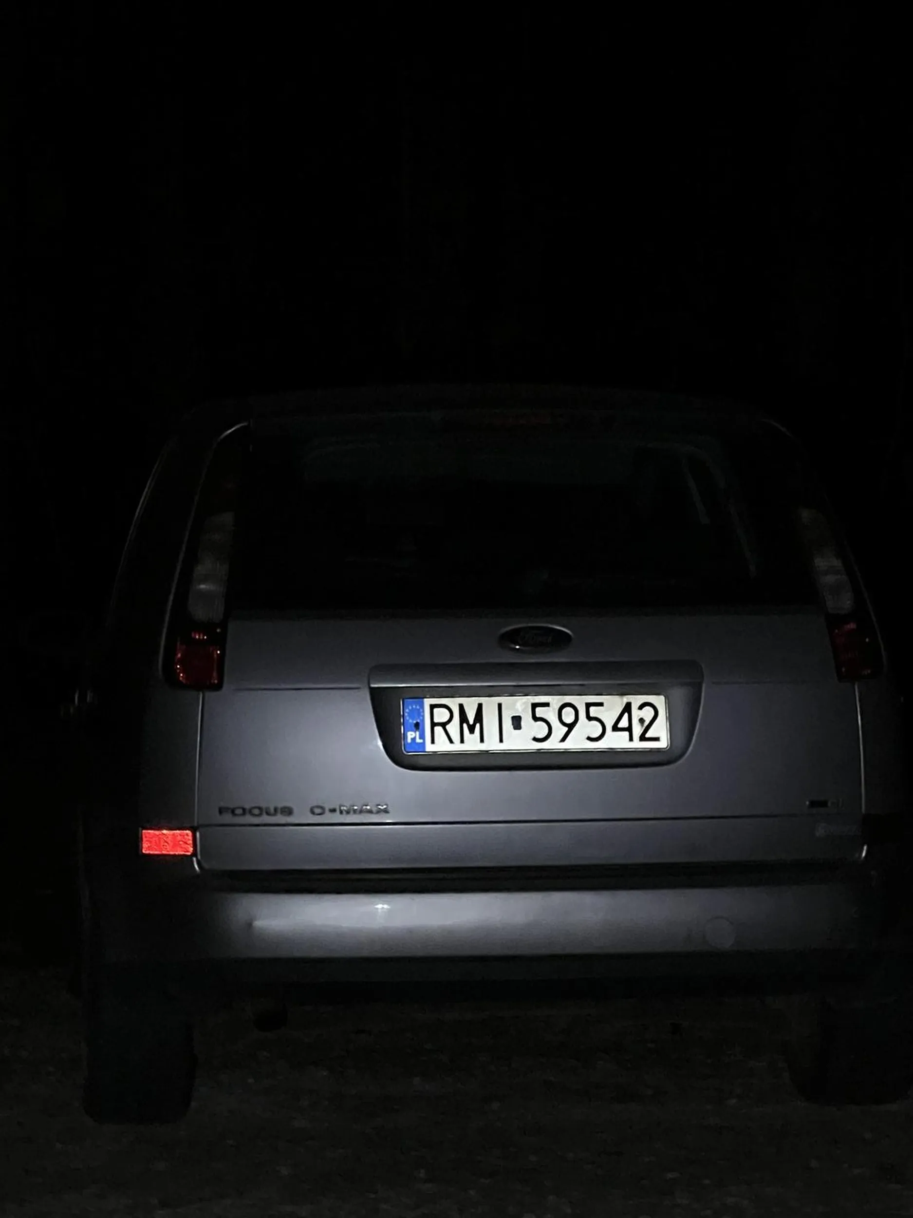 Pojebuska sama w nocy wchodzi do lasu w zimę. Ch u j wie po co ale sama bez latarki się szwęda