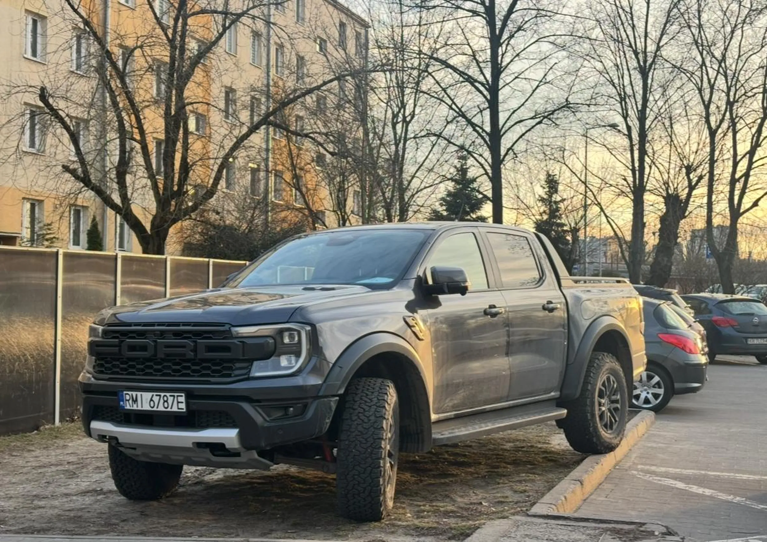 Pan przedstawiony na obrazie zapomniał że loteria w czipsach miała charakter żartobliwy i nie racjonalny