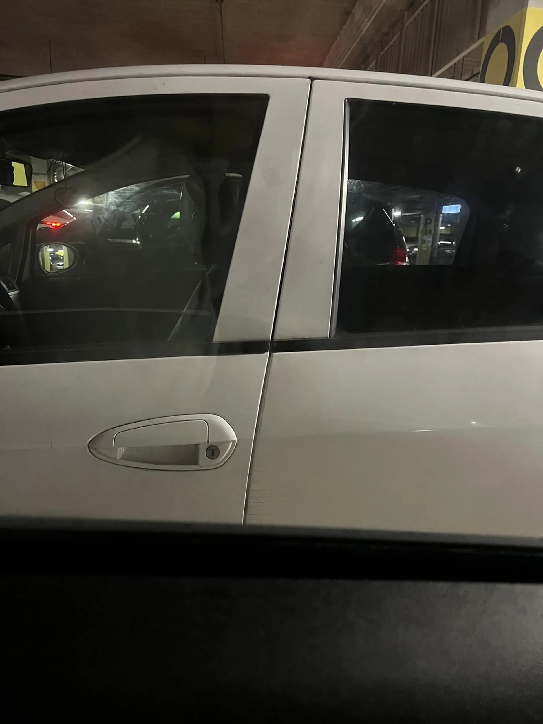 Naucz się jeździć człowieku, zastawiłeś mi auto tak że pierwszy raz w swoim życiu musiałem wsiadać za kółko od strony pasażera.