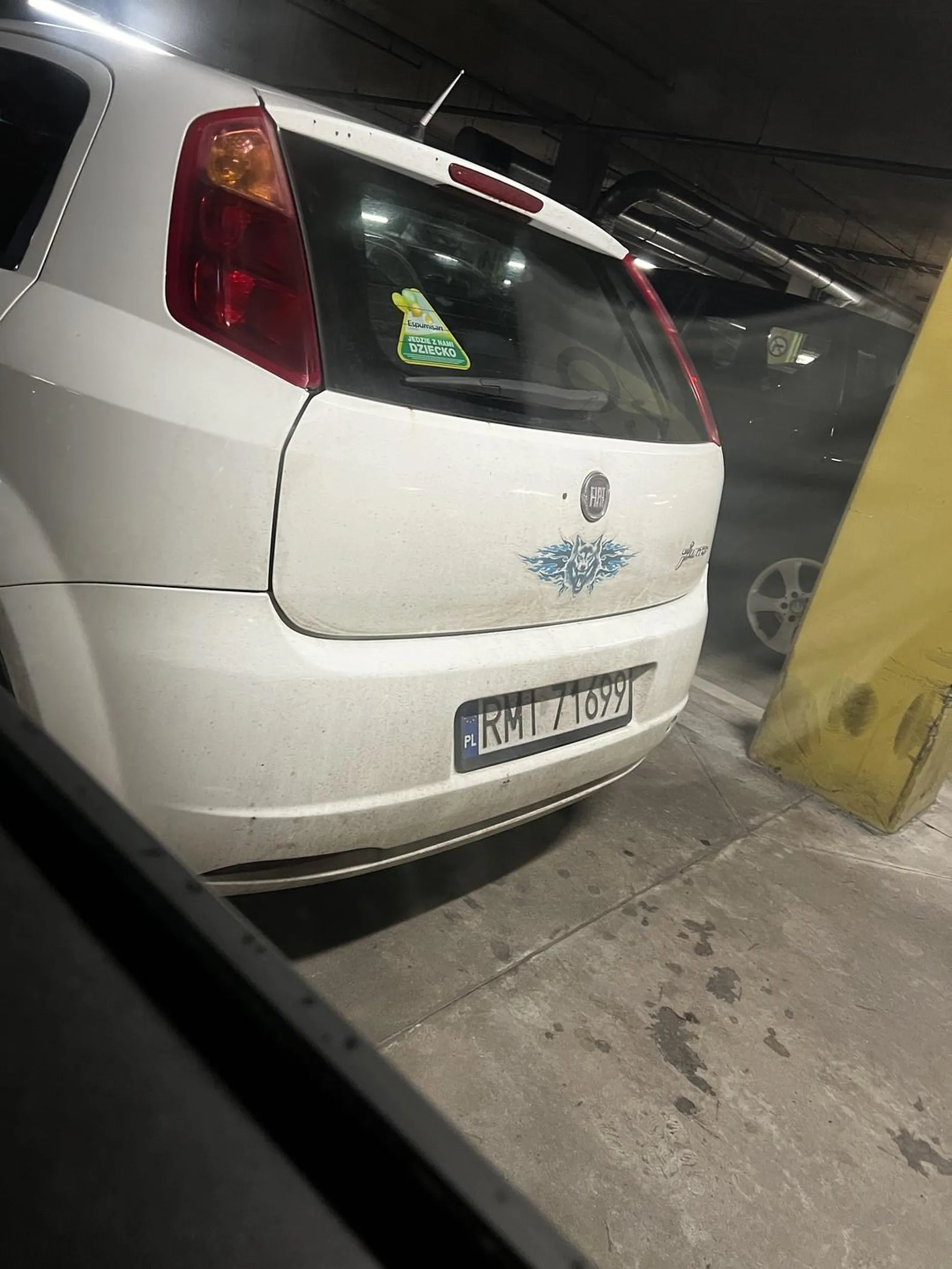 Naucz się jeździć człowieku, zastawiłeś mi auto tak że pierwszy raz w swoim życiu musiałem wsiadać za kółko od strony pasażera.