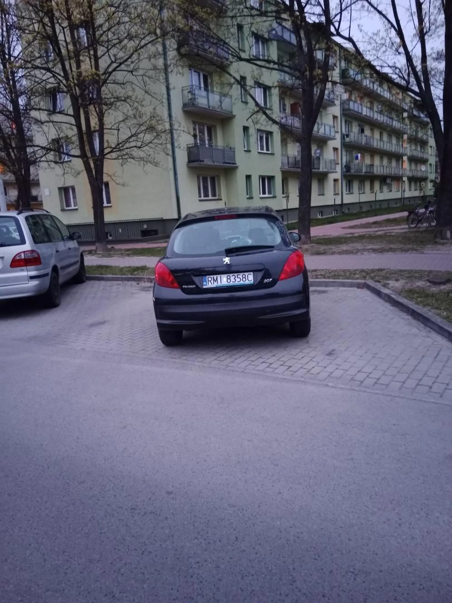 Widać kunszt w parkowaniu tej pani nie jest to pierwszy raz takie parkowanie. Widać że uprawnienia w ciosach znalezione są