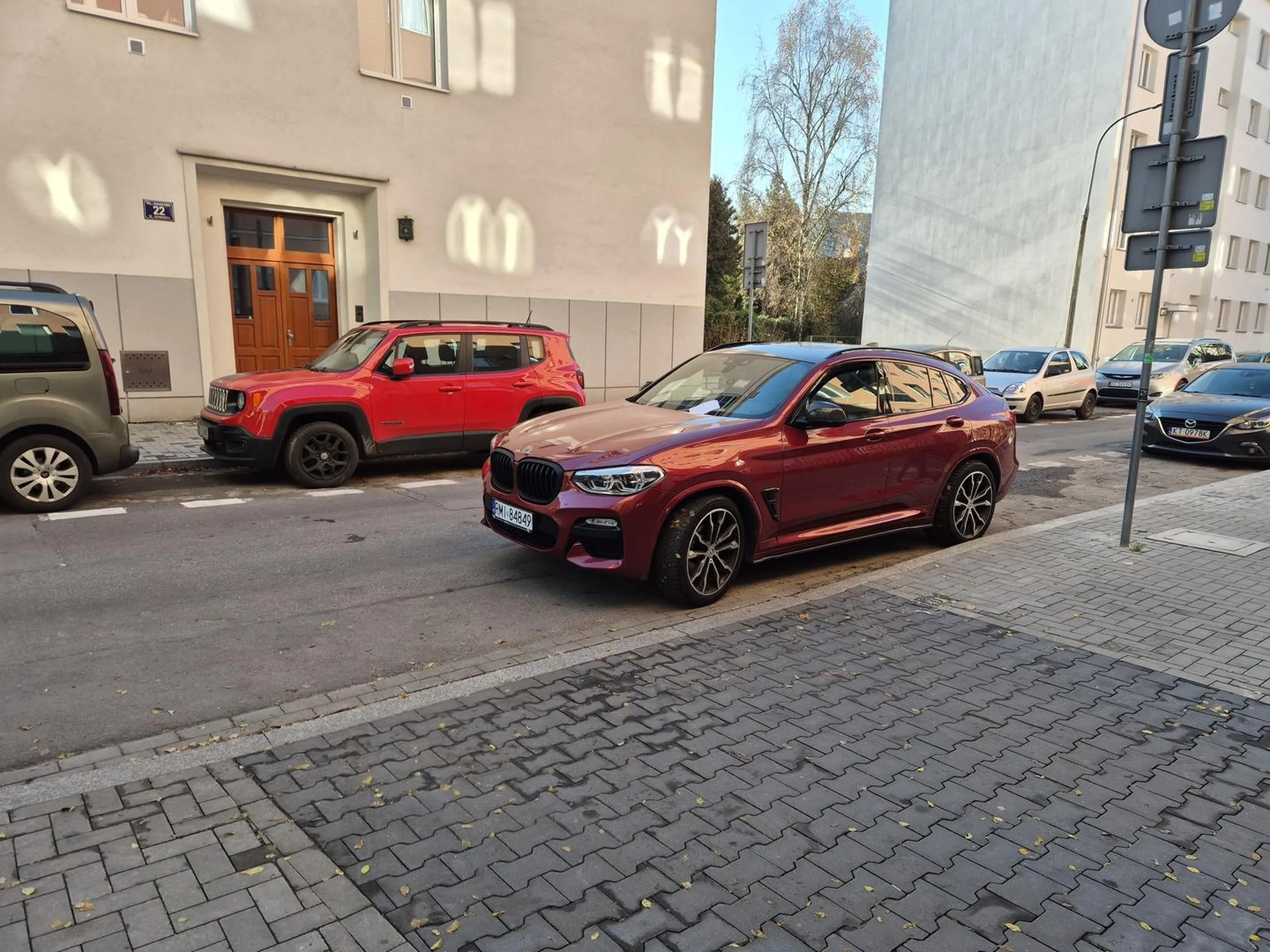 Samochód zostawiony na ponad godzinę centralnie na wyjeździe na parking
