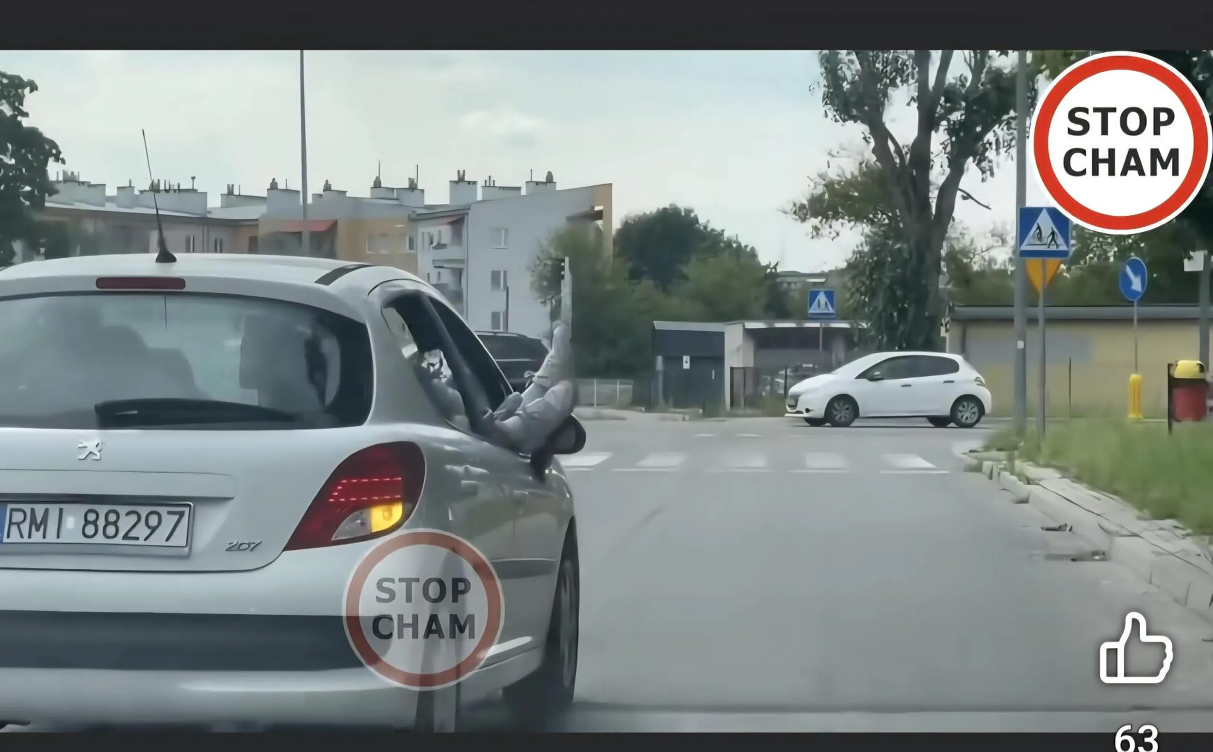 Proszę o zwrócenie uwagi pasażerowie żeby schował kopyta bo smród w całym rzeszowie. Nawet pod wiatr je*ie nieumyta girą... 21 wiek, a ludzie nadal wolą wietrzyć nogi niż umyć ?