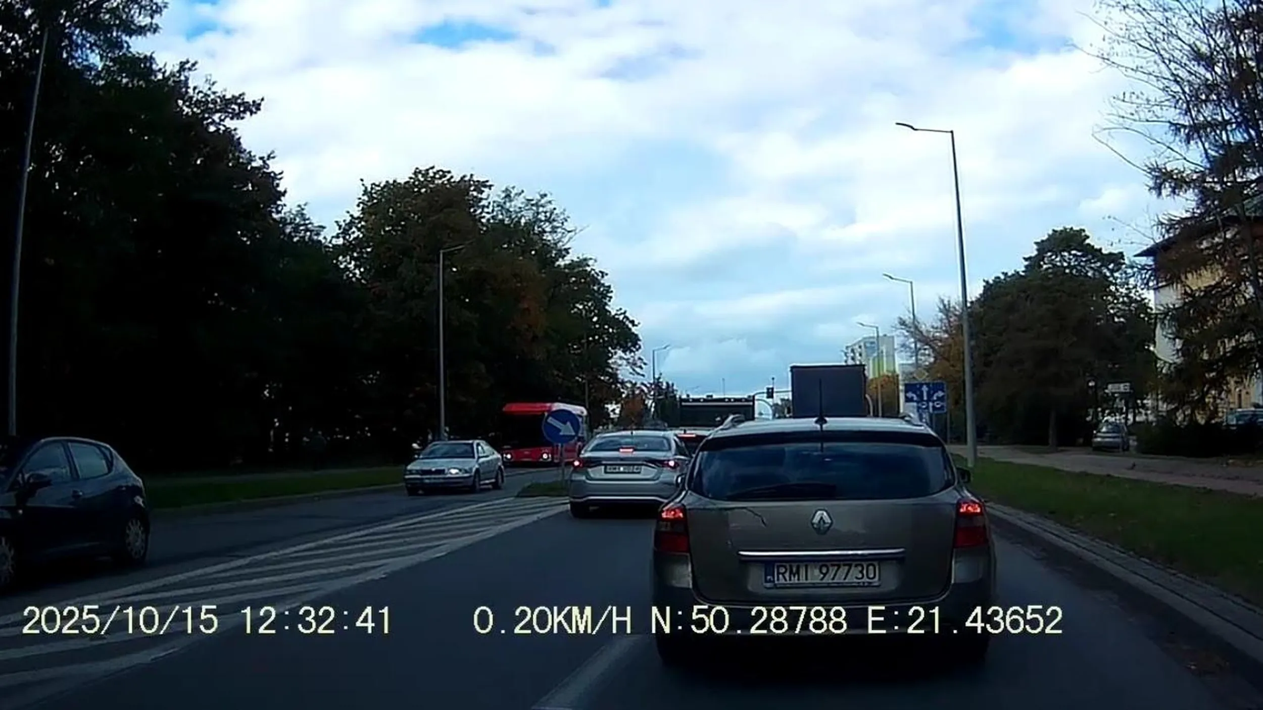 Wpuszczam z podporządkowanej, nie podziękuje. Ale na czerwonym przejedzie. Ot, mielecka menda.