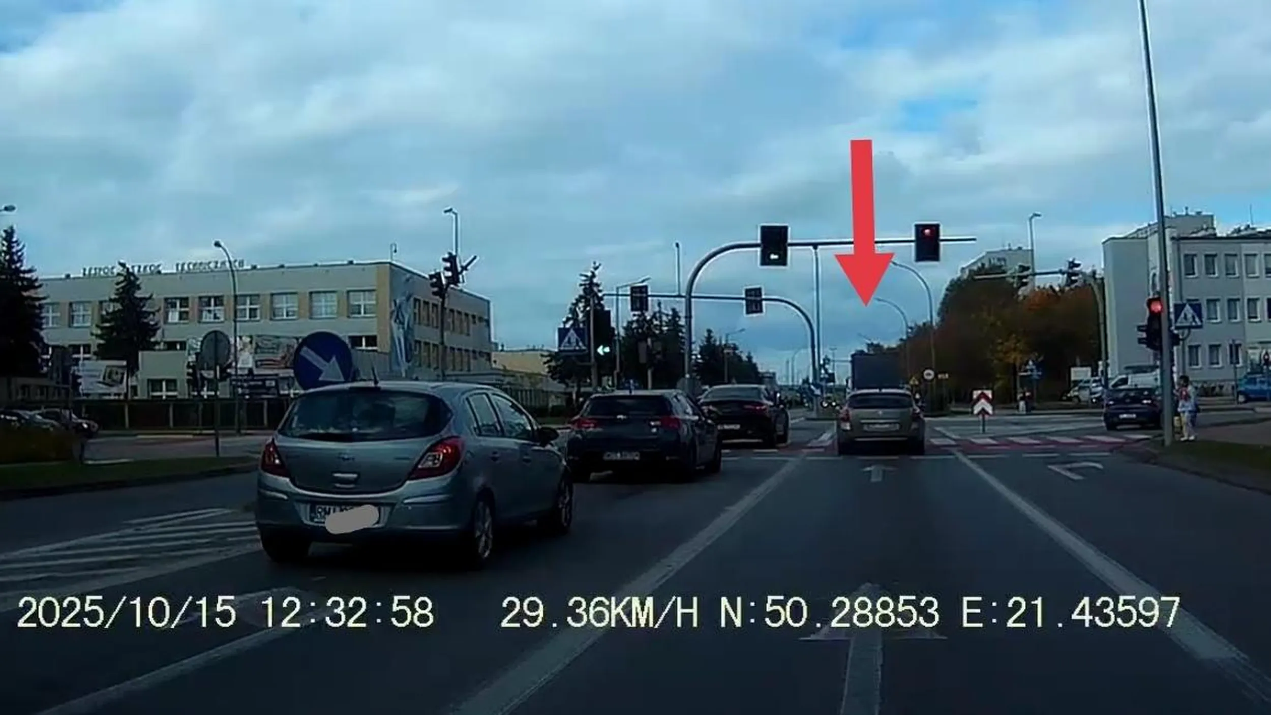 Wpuszczam z podporządkowanej, nie podziękuje. Ale na czerwonym przejedzie. Ot, mielecka menda.