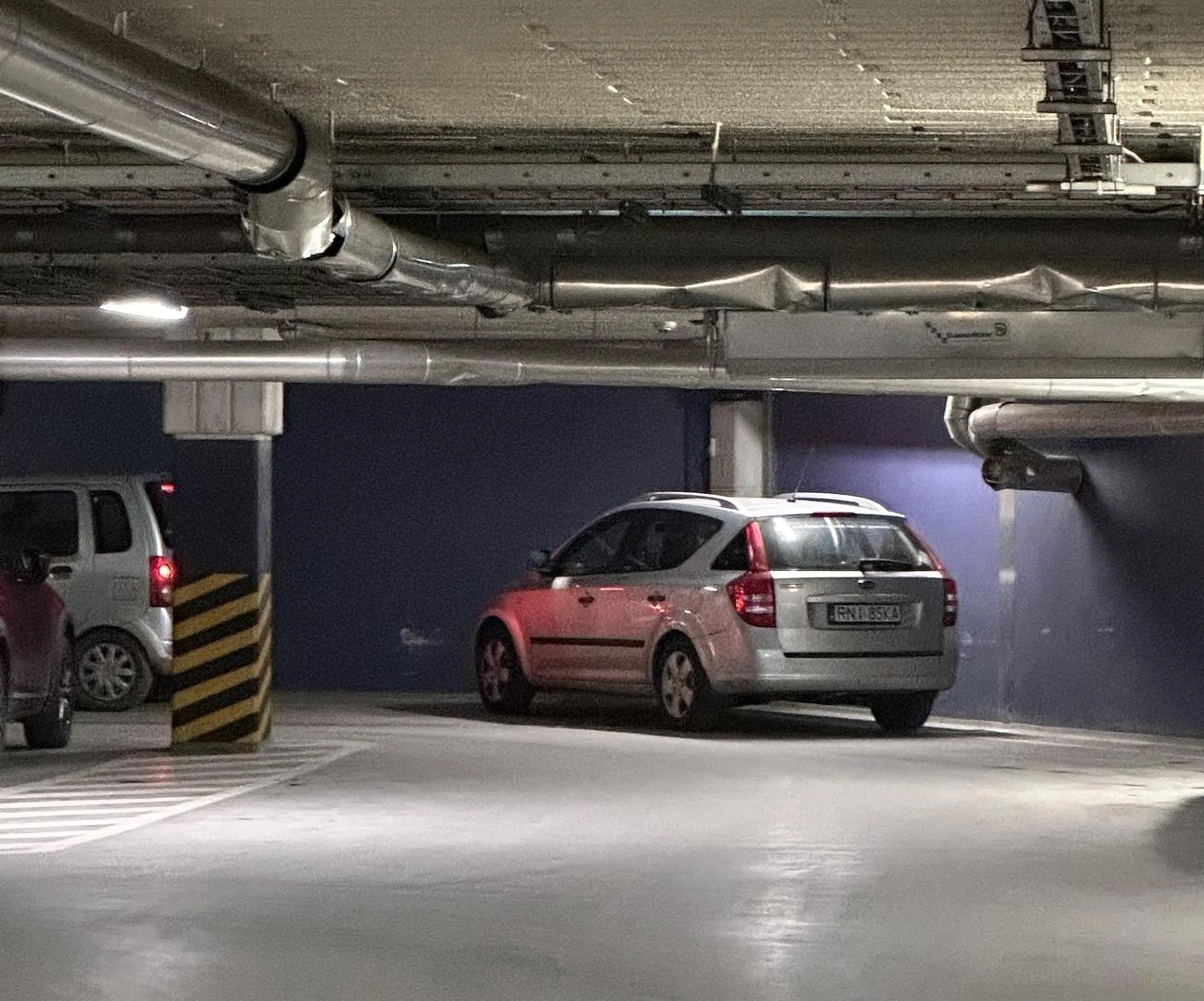 Parkuje na zakretach?