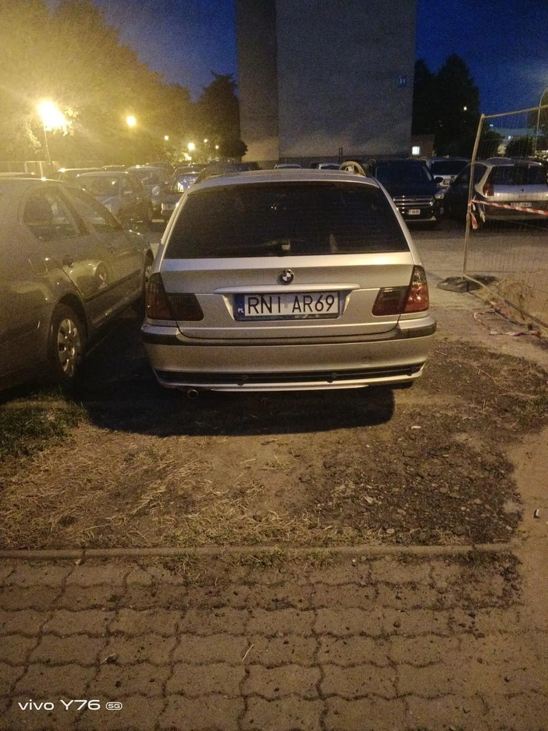 Co gość odjebal, zablokowal jedyny zrobiony wjazd na parking wewnętrzny budynku. Oryginalny wjazd rozkopany podczas wymiany rur