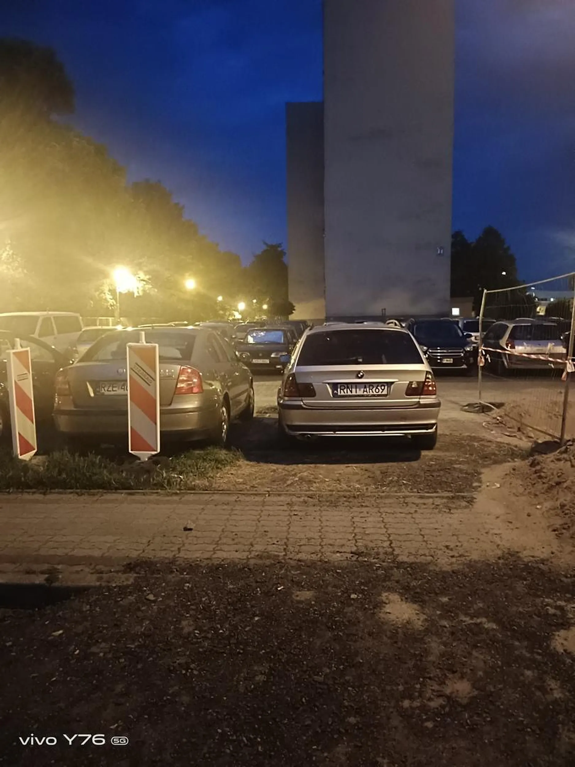 Co gość odjebal, zablokowal jedyny zrobiony wjazd na parking wewnętrzny budynku. Oryginalny wjazd rozkopany podczas wymiany rur