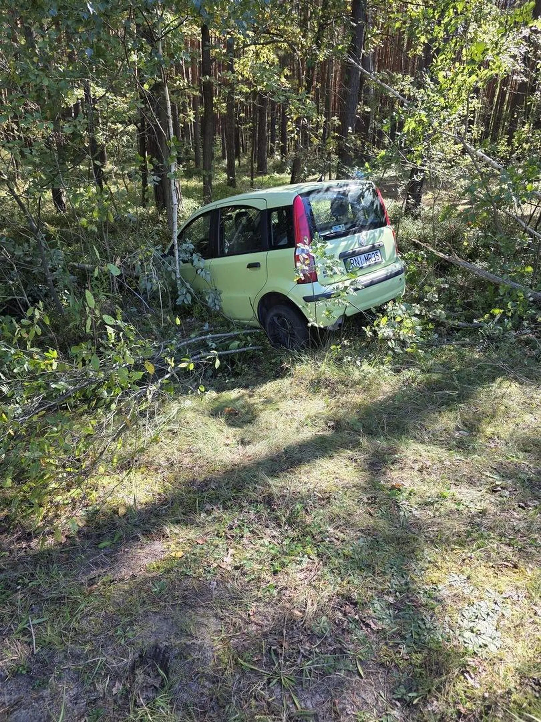Pojazd zaparkowany nielegalnie na zakręcie