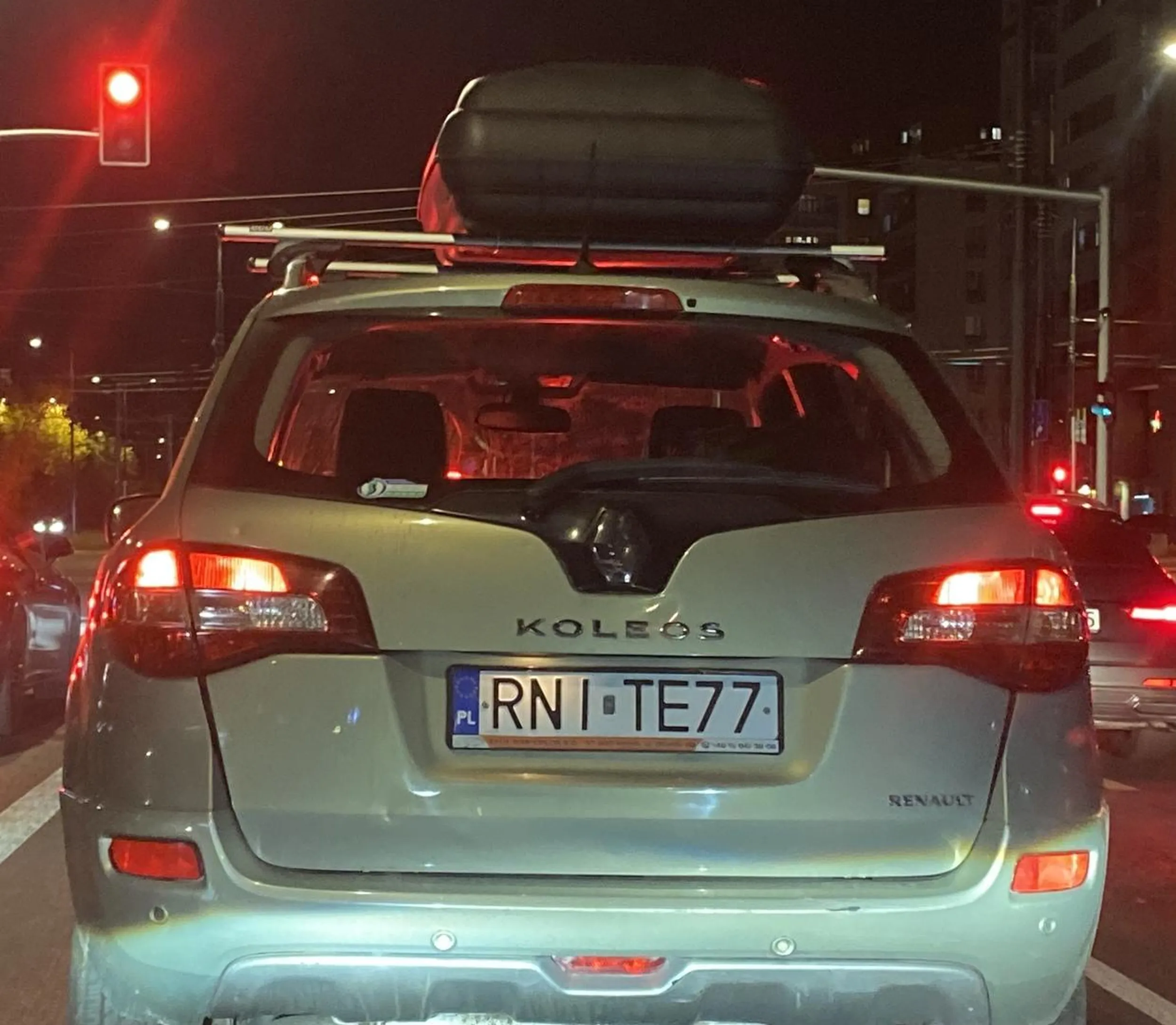 Huj posrany jezdzi na haku auta z przodu.