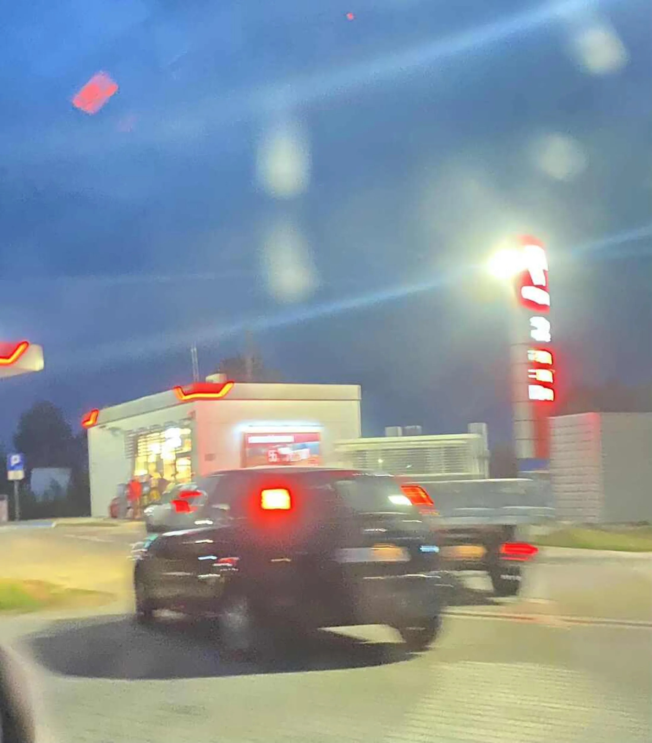 Młoda dziewczyna (blonydnka) jechała fordem Fiesta na drodze niezabudowanej w kolorze granatowym 100kmh na godzinę  oraz nieuzywa kierunków