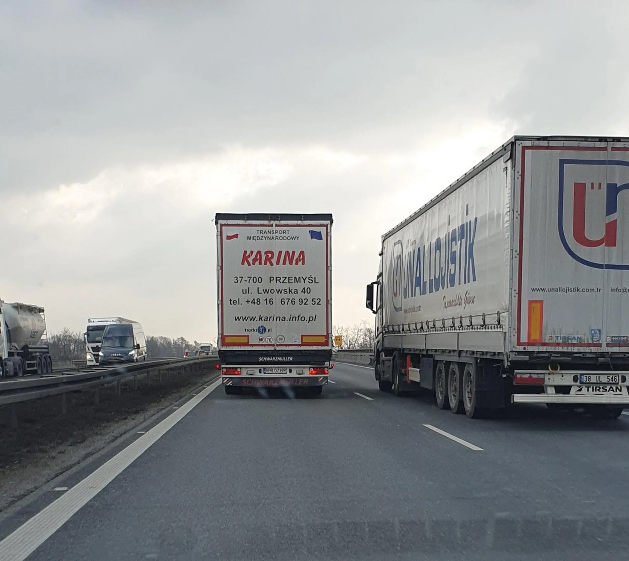 Pełno aut a ten się zabiera za wyprzedzanie. Jeszcze jakby jechał coś szybciej, ale to trwało z 5 minut.