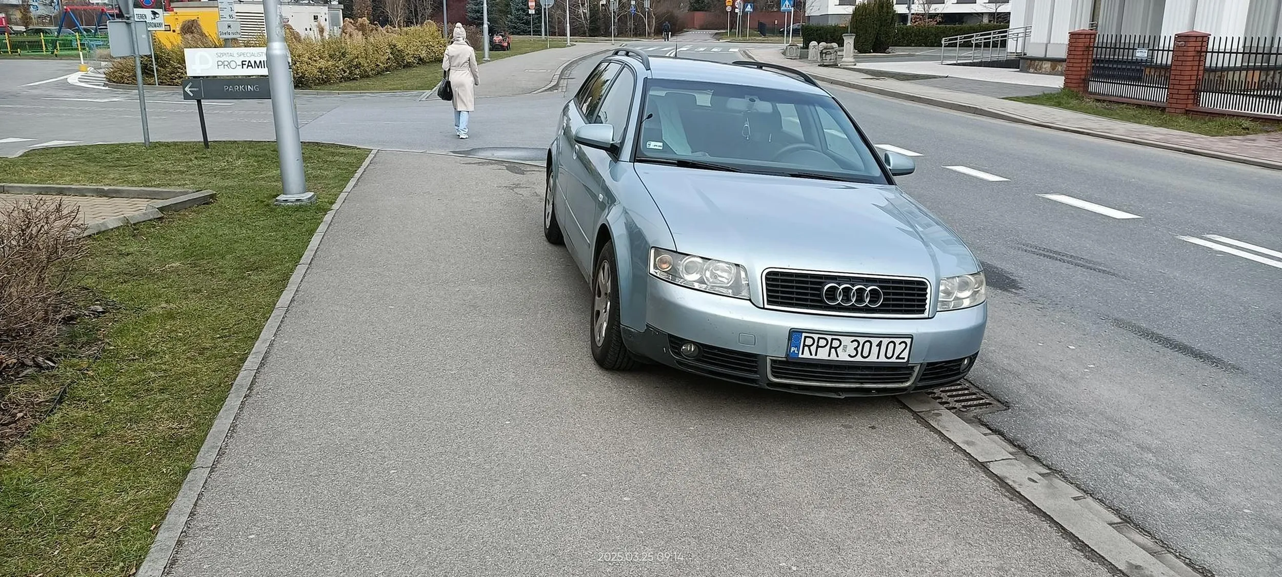 Święta krowa na drogę pieszo-rowerową się wjebała.