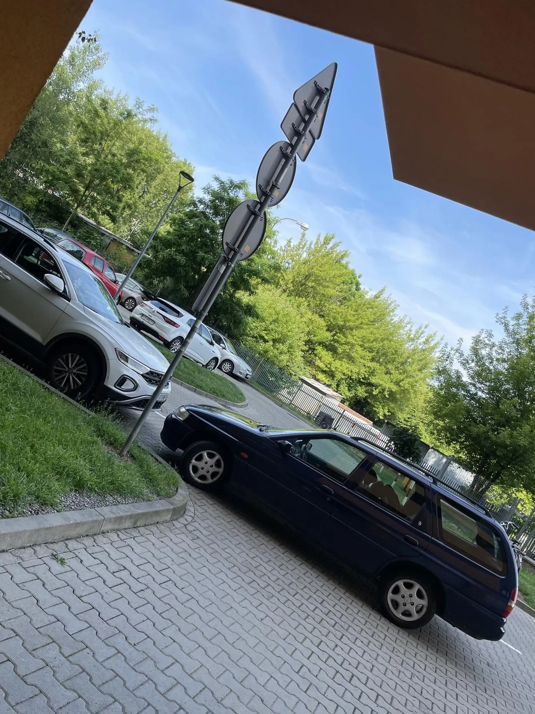 Parkuje 5 centymetrów za znakiem „zakaz parkowania” utrudniając dojście do klatki w bloku :)