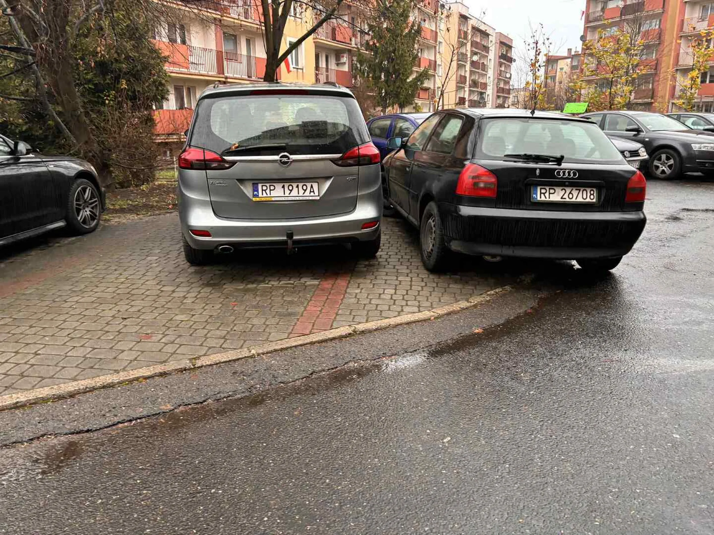 Naucz się parkować tym złomem i przestań zastawiać innych sąsiadów