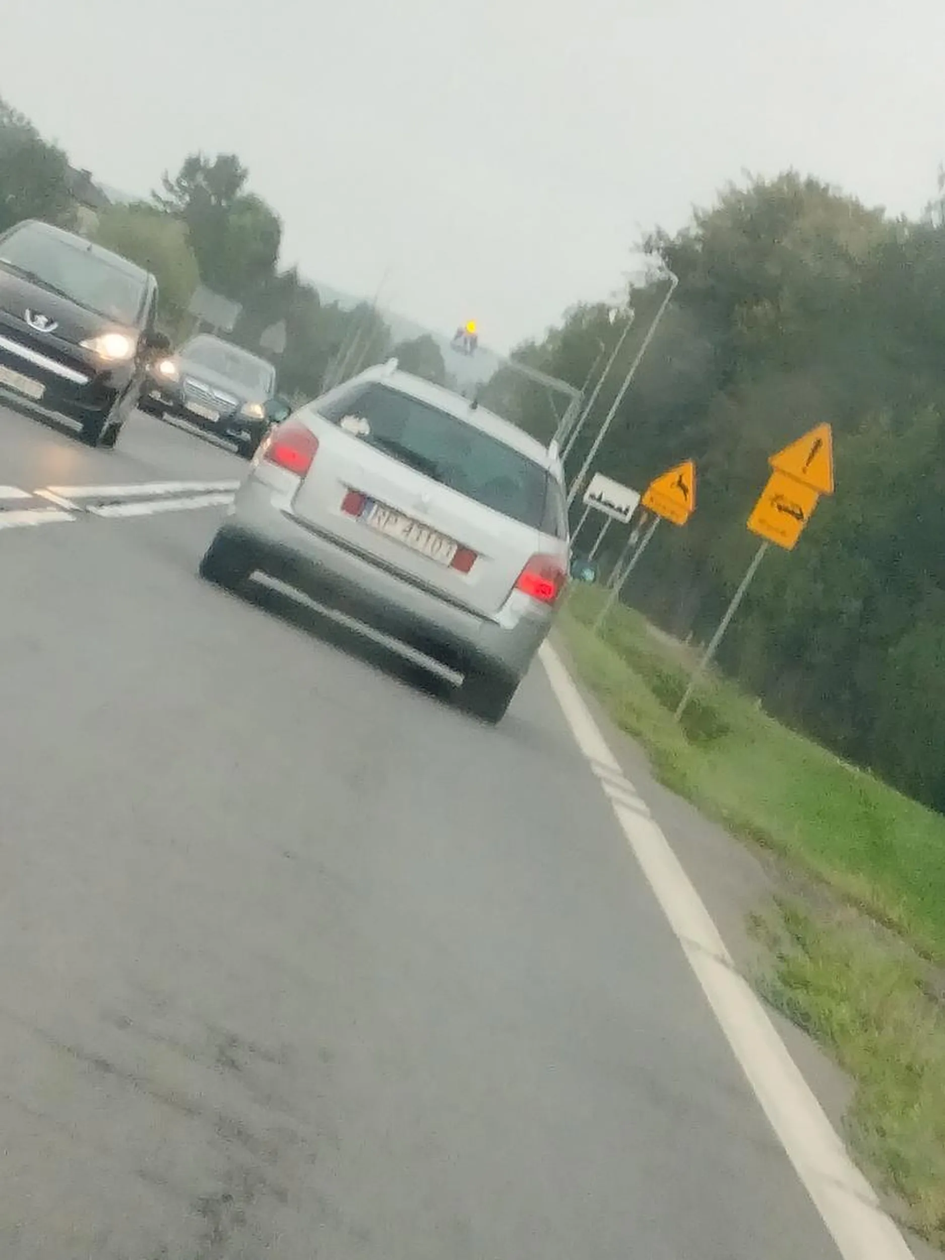 Jedzie jak człowiek akustyczny i wyrzuca pety na drogę