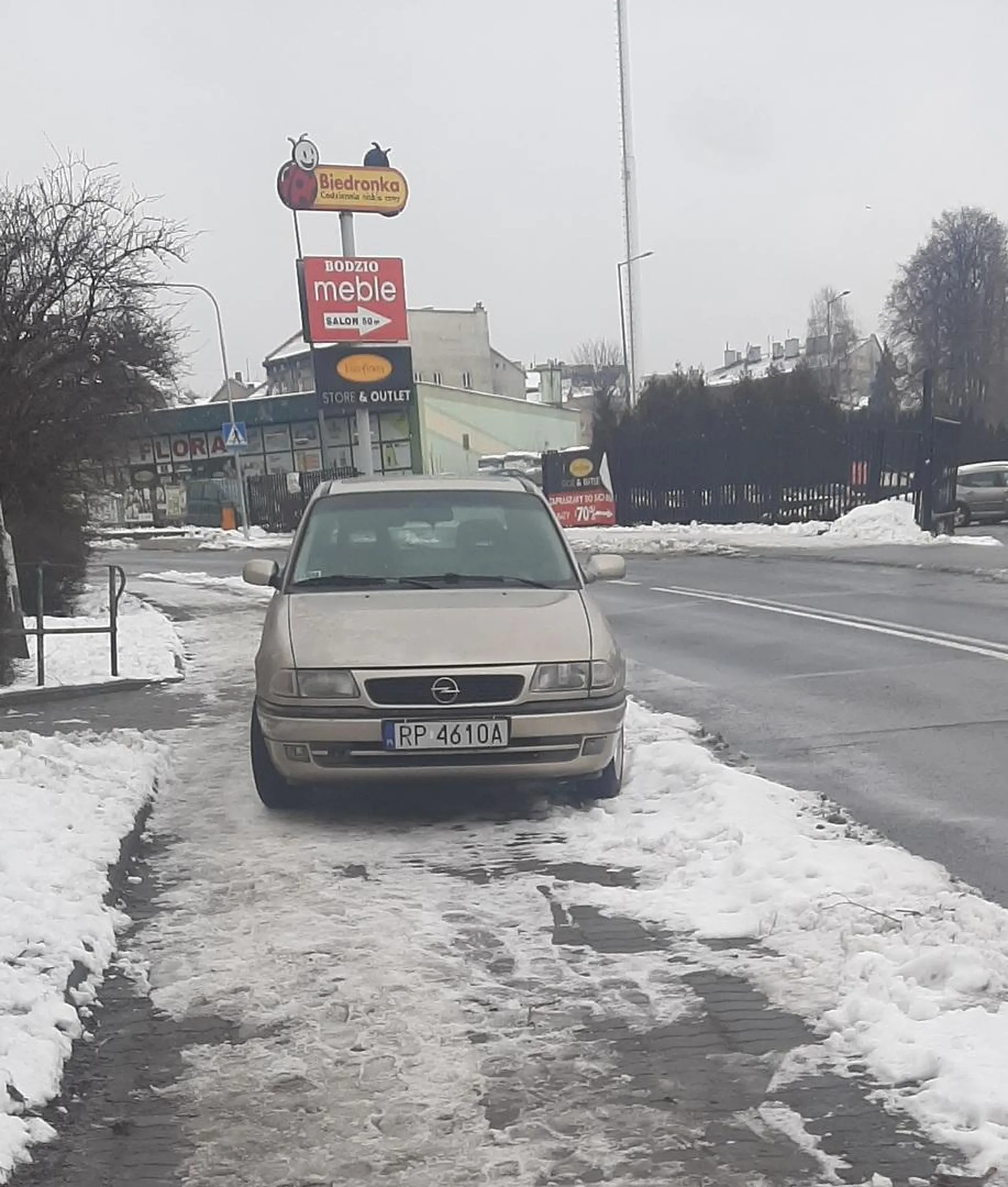 Chodnik to nie prywatny parking łbie.