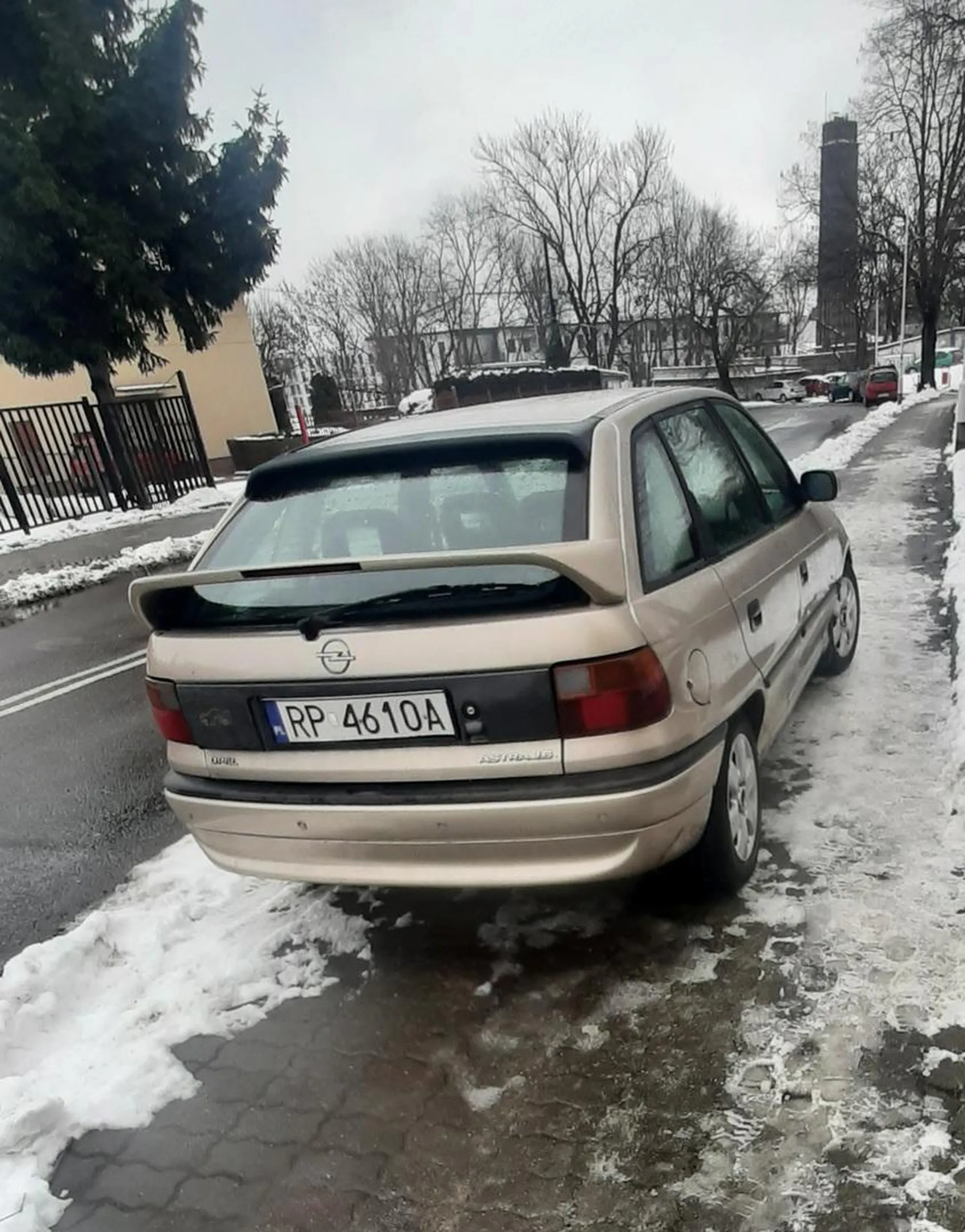 Chodnik to nie prywatny parking łbie.