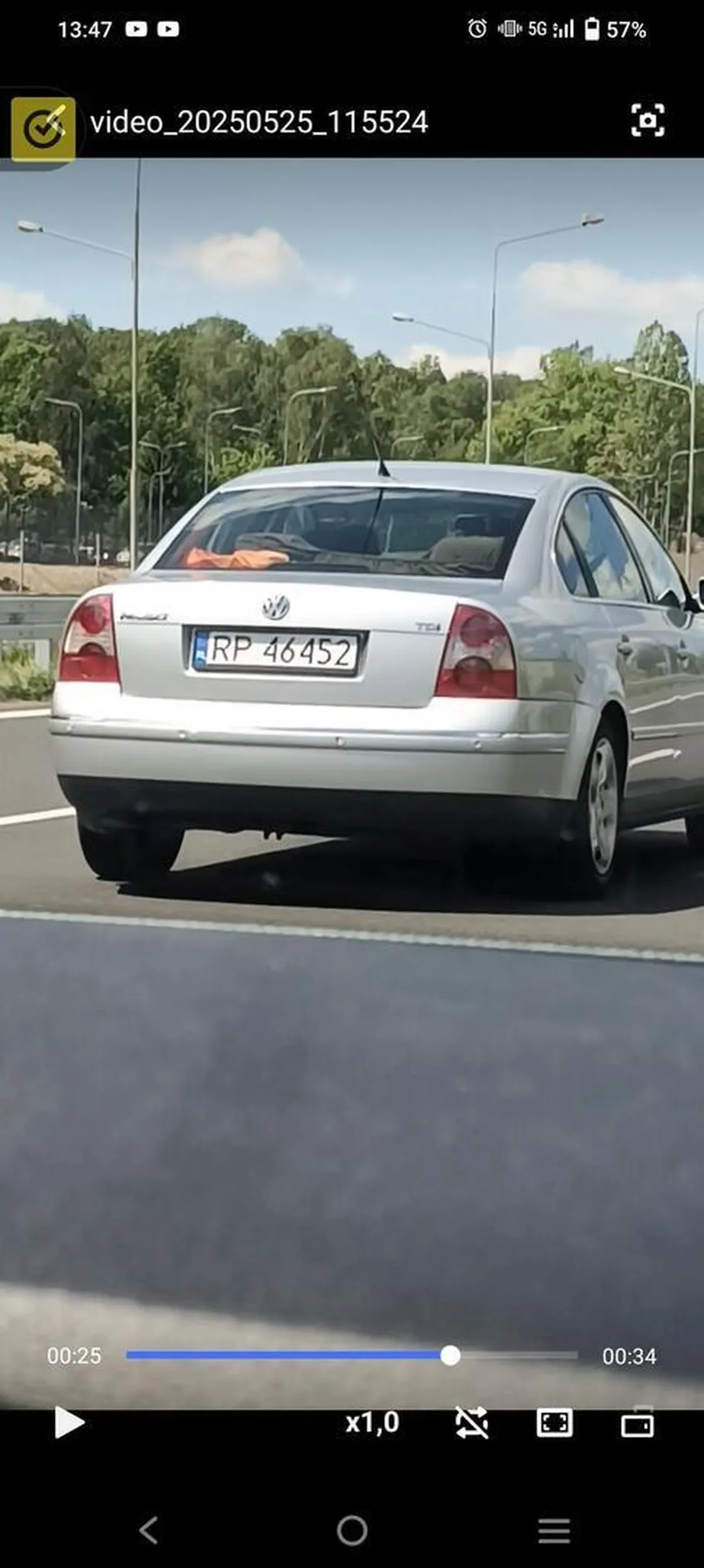 Kierowca nie ogarnia co to ruch prawostronny. Blokowanie środkowego pasa autostrady na kilkukilometrowym odcinku.