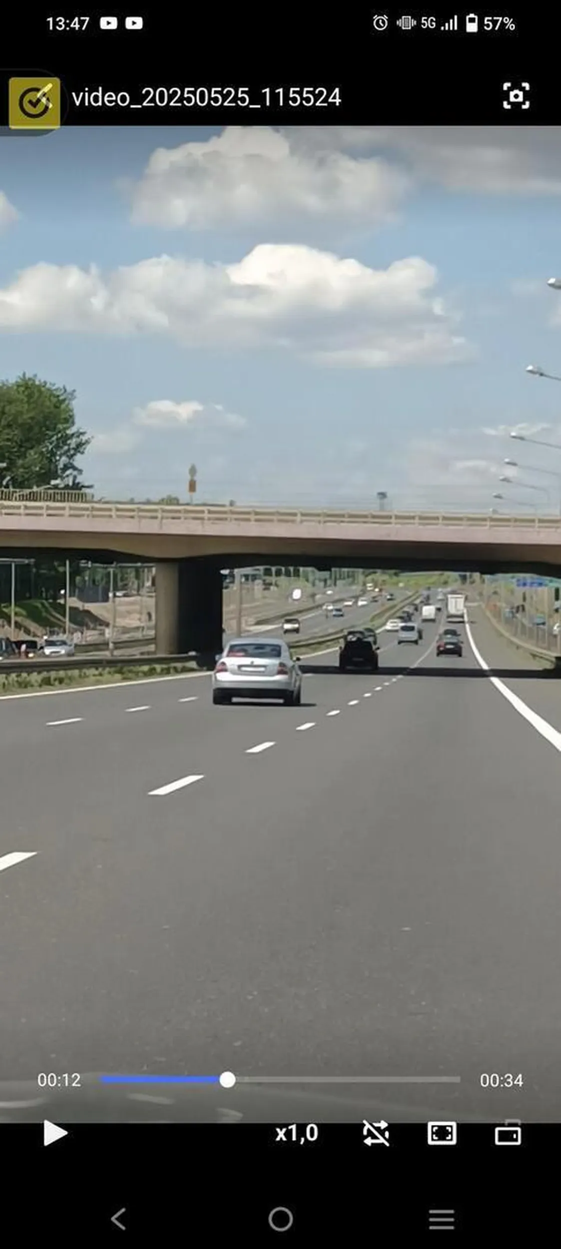 Kierowca nie ogarnia co to ruch prawostronny. Blokowanie środkowego pasa autostrady na kilkukilometrowym odcinku.