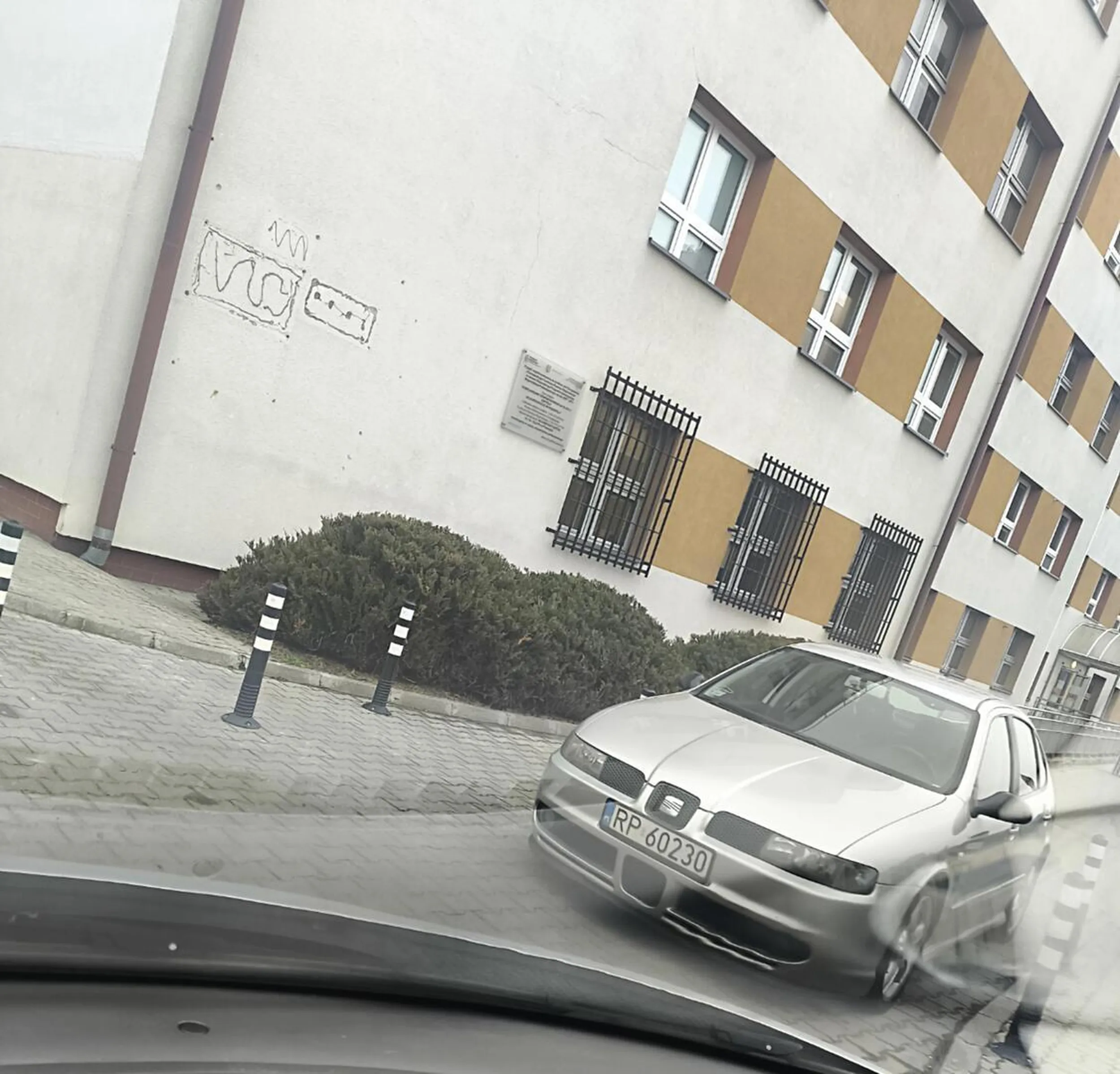 Kolego lub koleżanko, nie parkujemy na wjeździe dla niepełnosprawnych. Przez Ciebie nie ma nawet jak przetransportować niepełnosprawnych do przychodni. Zapłać sobie za miejsce, a nie.