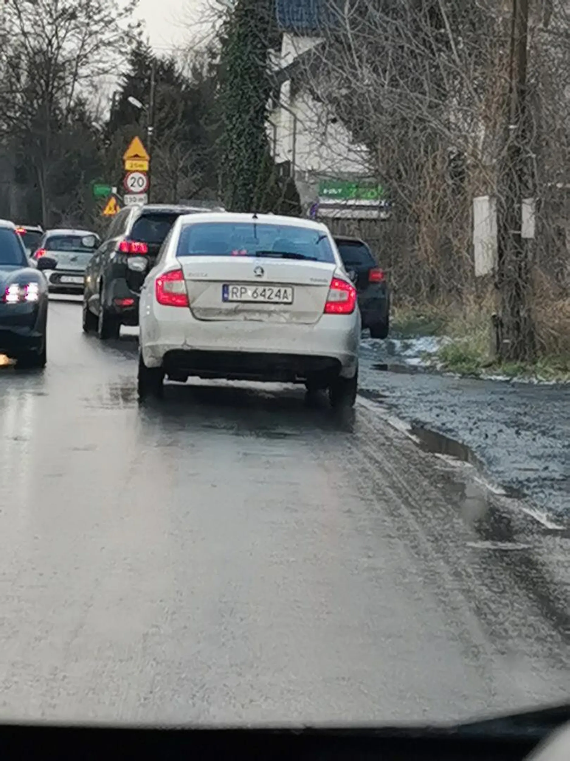 Burak, wyrzuca śmieci przez okno samochodu.