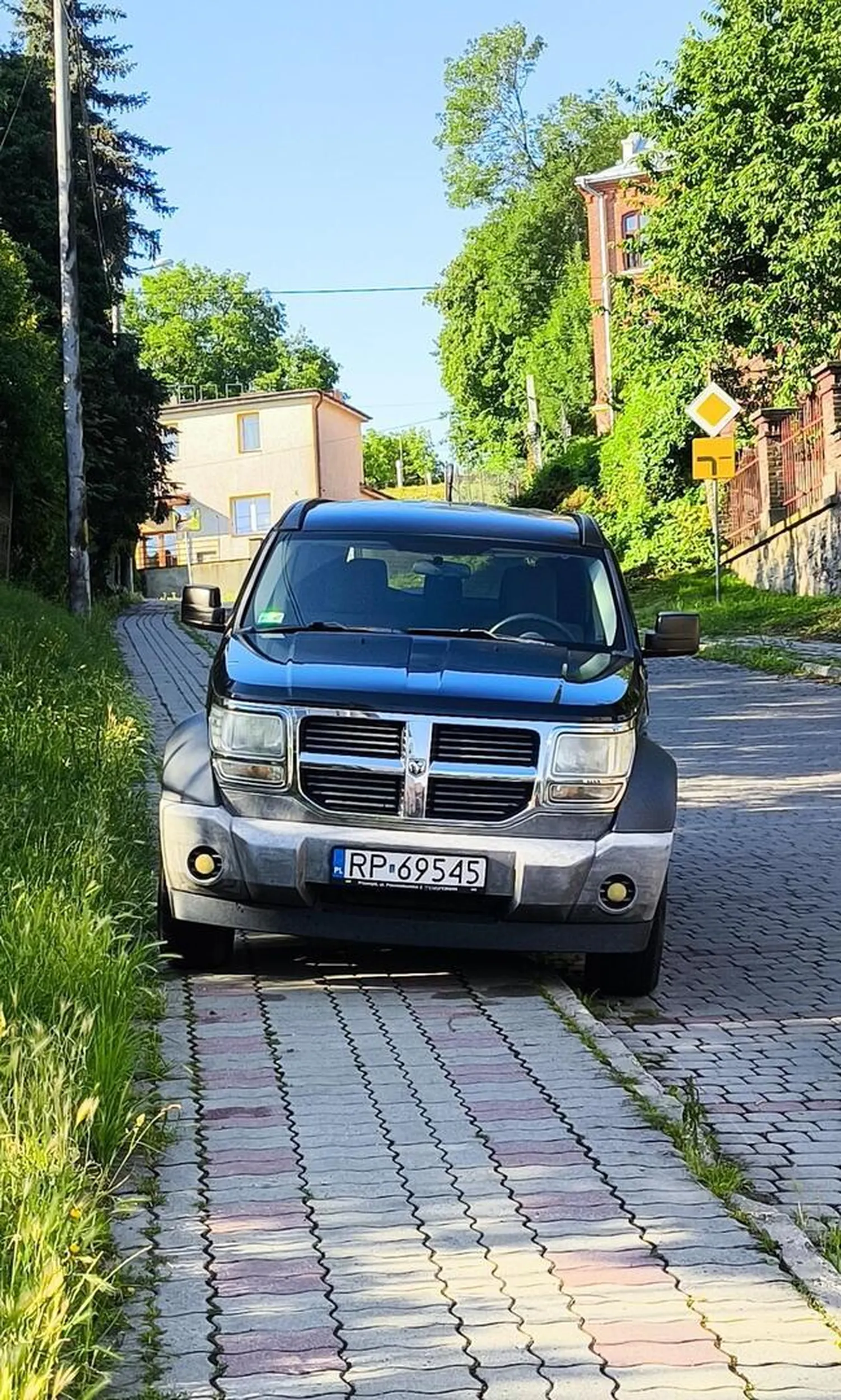 Parkuje na chodniku i nie zostawia miejsca dla pieszych. Z wózkiem dziecka trzeba kombinować na około.