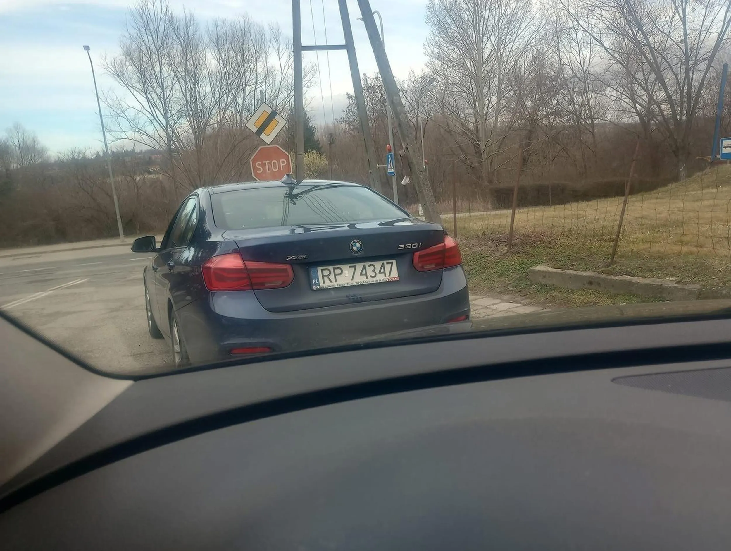 Jeżdżą tym nieudolne, zakompleksione pajace, które nie radzą sobie ze złapaniem 15-letnich piratów drogowych, a służą w grupie SPEED po kursach wygranych w chipsach. Nie pokazujcie się im droższymi motocyklami czy samochodami, bo tego nienawidzą – że ktoś może się  lepiej wozić od nich. Zaraz znajdą coś, do czego będą mogli się przypierdolić.