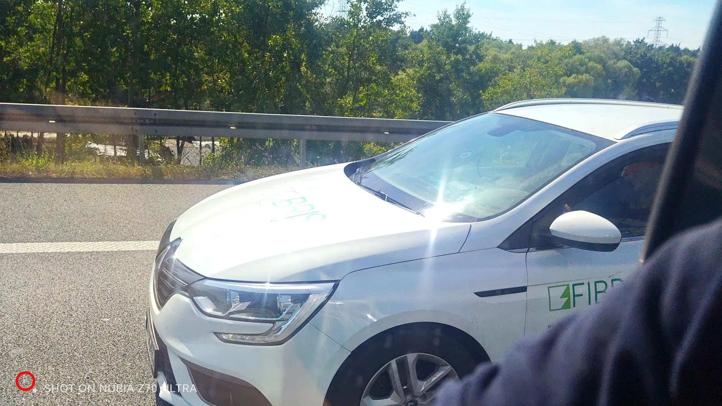 Nie dość że gada przez telefon podczas jazdy to nie używa kierunkowskazow - autostrada a4 Widać ze cep