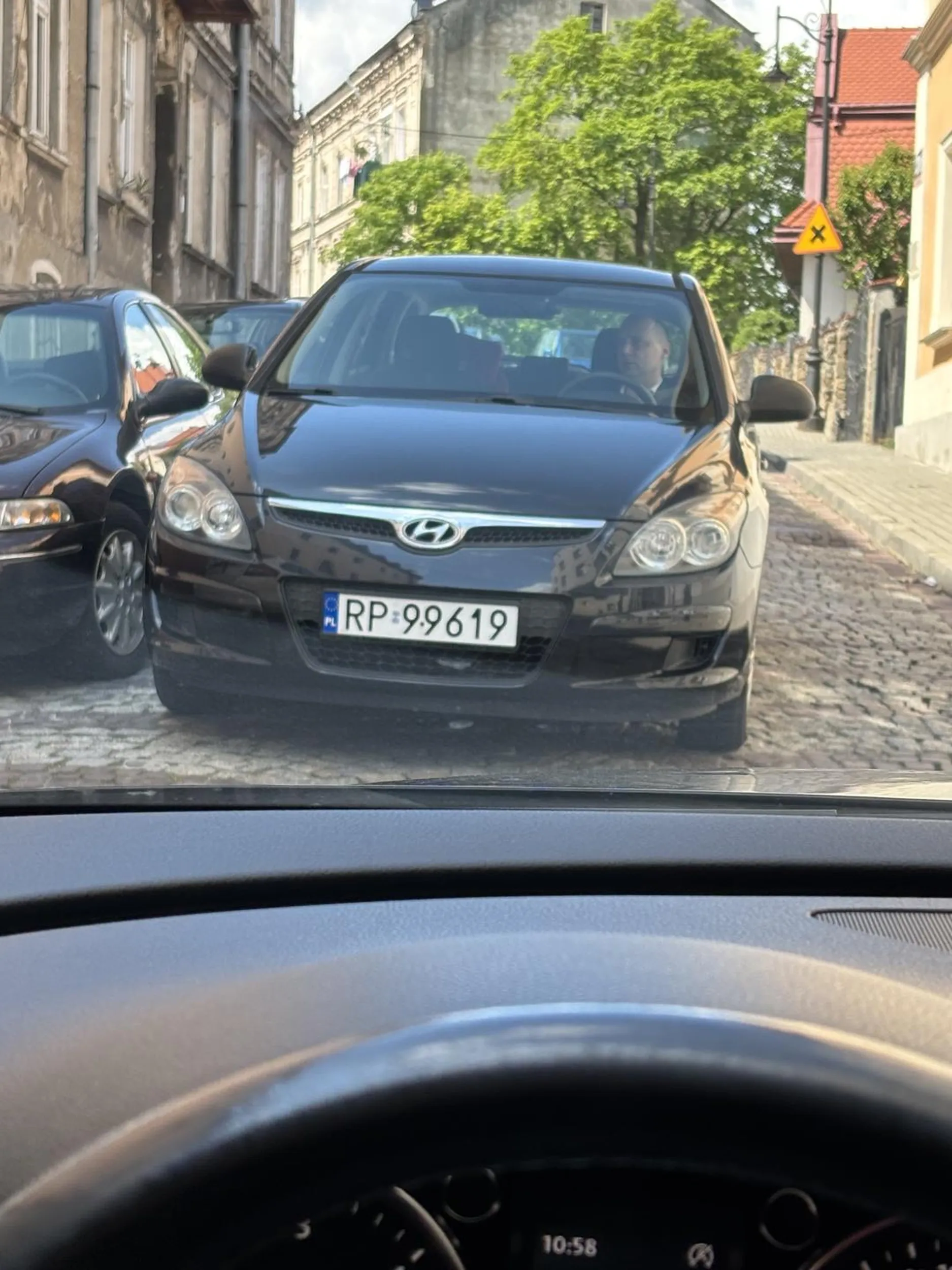 Geniusz nie zna podstawowych zasad ruchu drogowego mondralo CI CO JADĄ POD GÓRĘ MAJĄ PIERWSZEŃSTWO!!!!