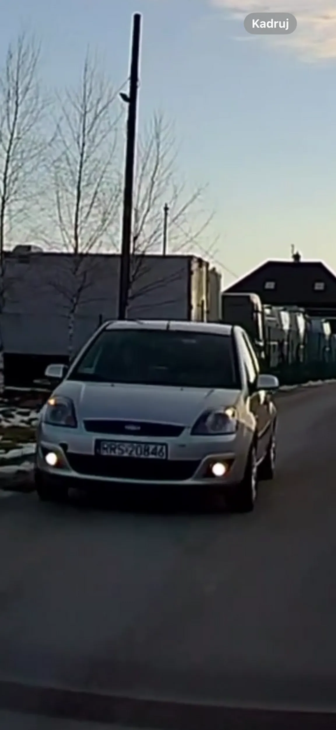 Gość nieuprzejmy, jeździ nieodpowiedzialnie środkiem jezdni, pokazuje swojego małego filfaka. Zgłaszać od razu na policję, jeśli dojdzie do kolizji.