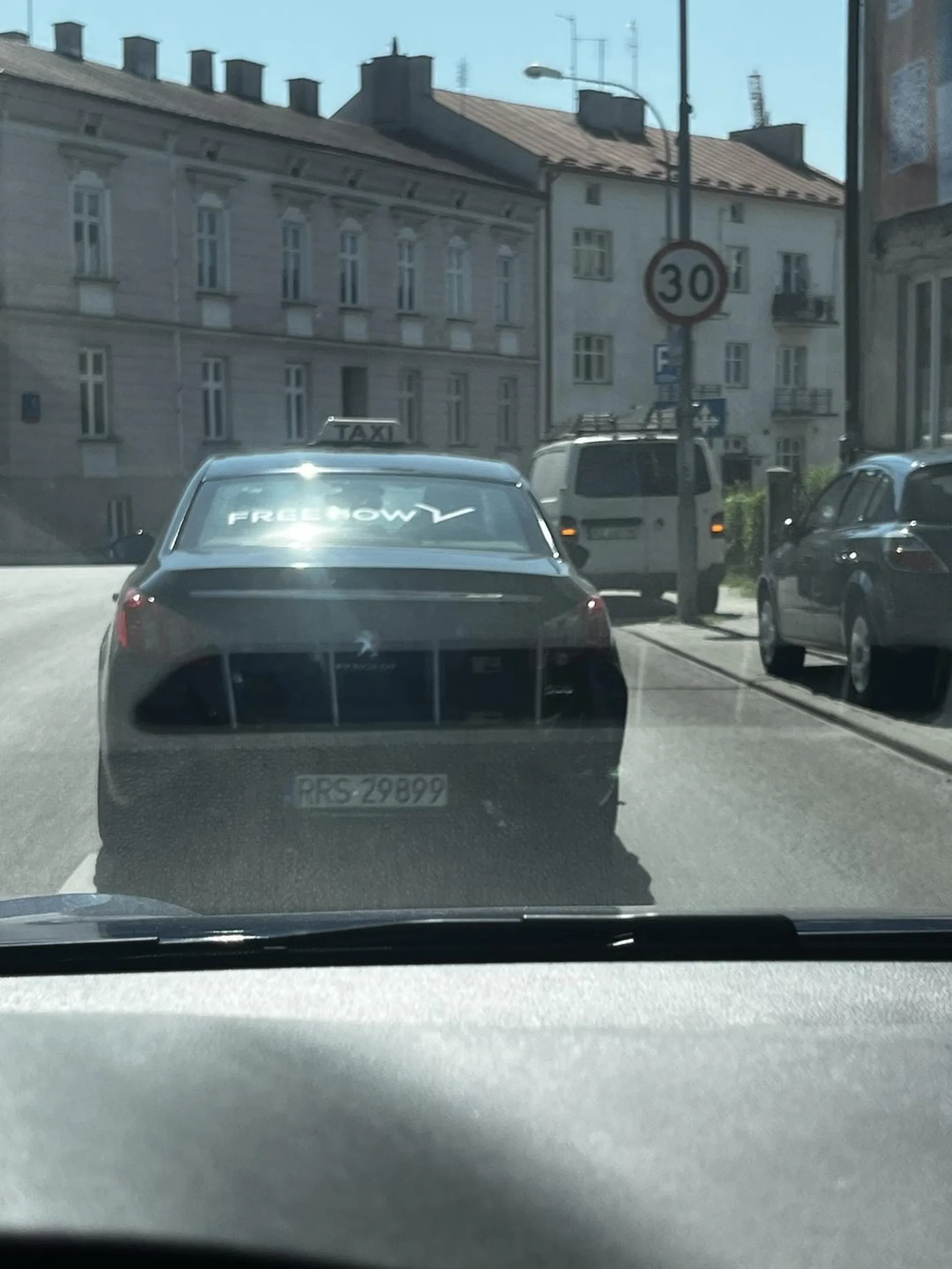 Typowy taksiarz - omijanie korka i wpychanie się pod same światła