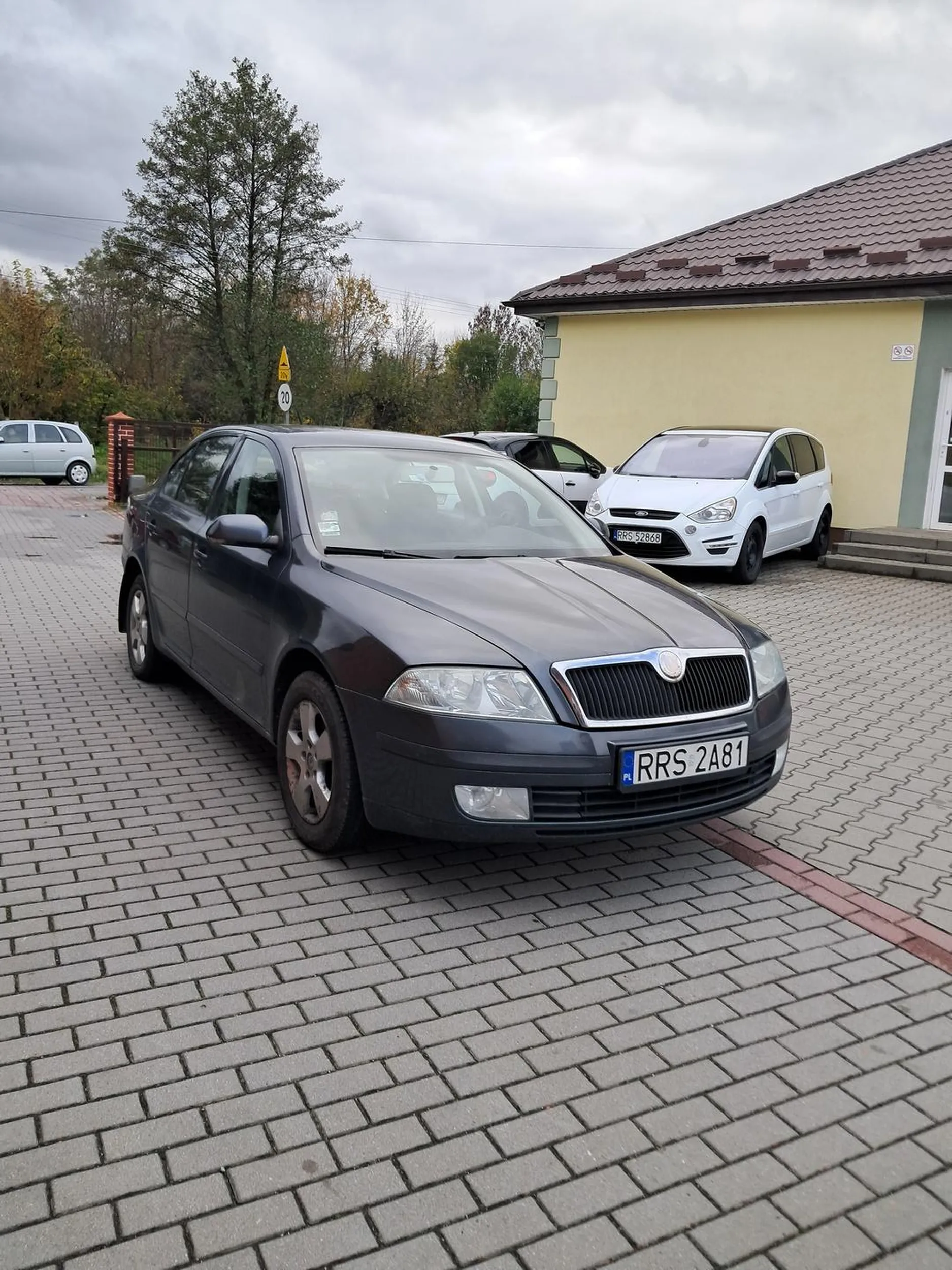 parkuje jakby był ślepy. nawet na zdjęciu widać