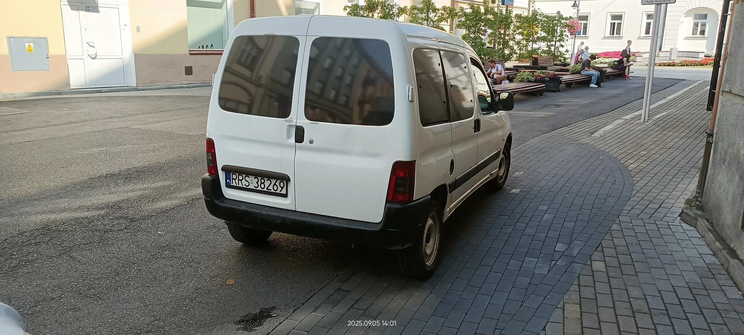 Wolne miejsca parkingowe przy ulicy, ale qtas musiał zaparkować na placu do zawracania.