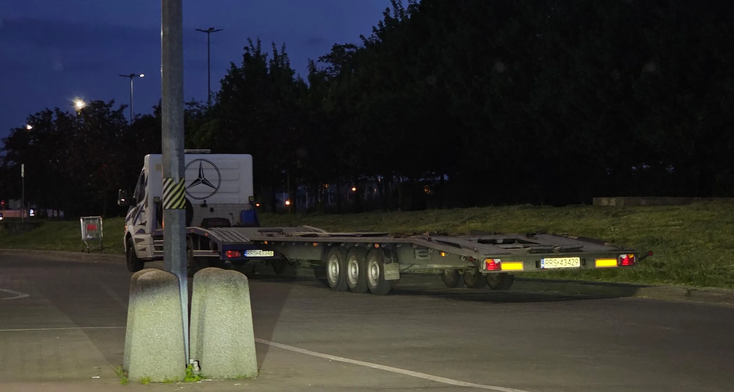 To już jest wyższy poziom upośledzenia - typ ot tak, błogo zaparkował na środku przejazdu przez parking i sobie poszedł xD Stoi tak tępe ciele już drugi dzień, a wszyscy kierowcy jeżdżą ja wahadło xD