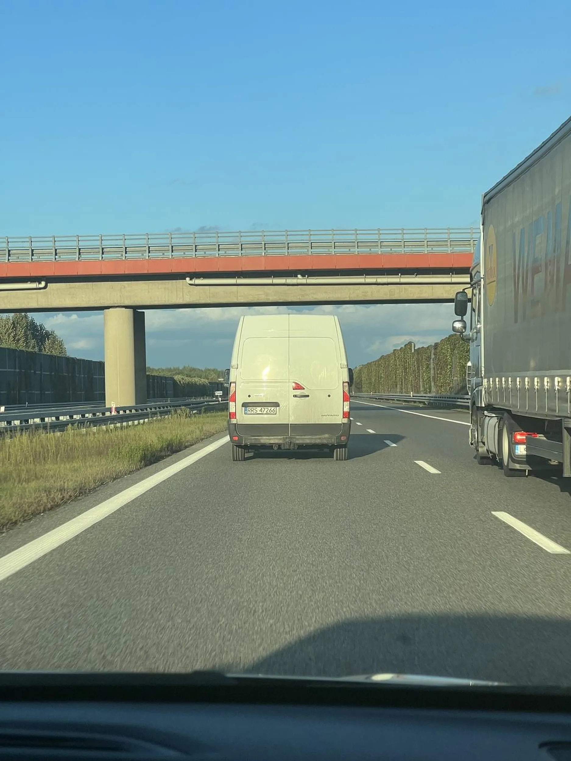 Kultury chamie. Co ty chciałeś pokazać tym że jak cię wyprzedzałem.na autostradzie zacząłeś przyspieszac, a później dalej blokowałes już lewy pas