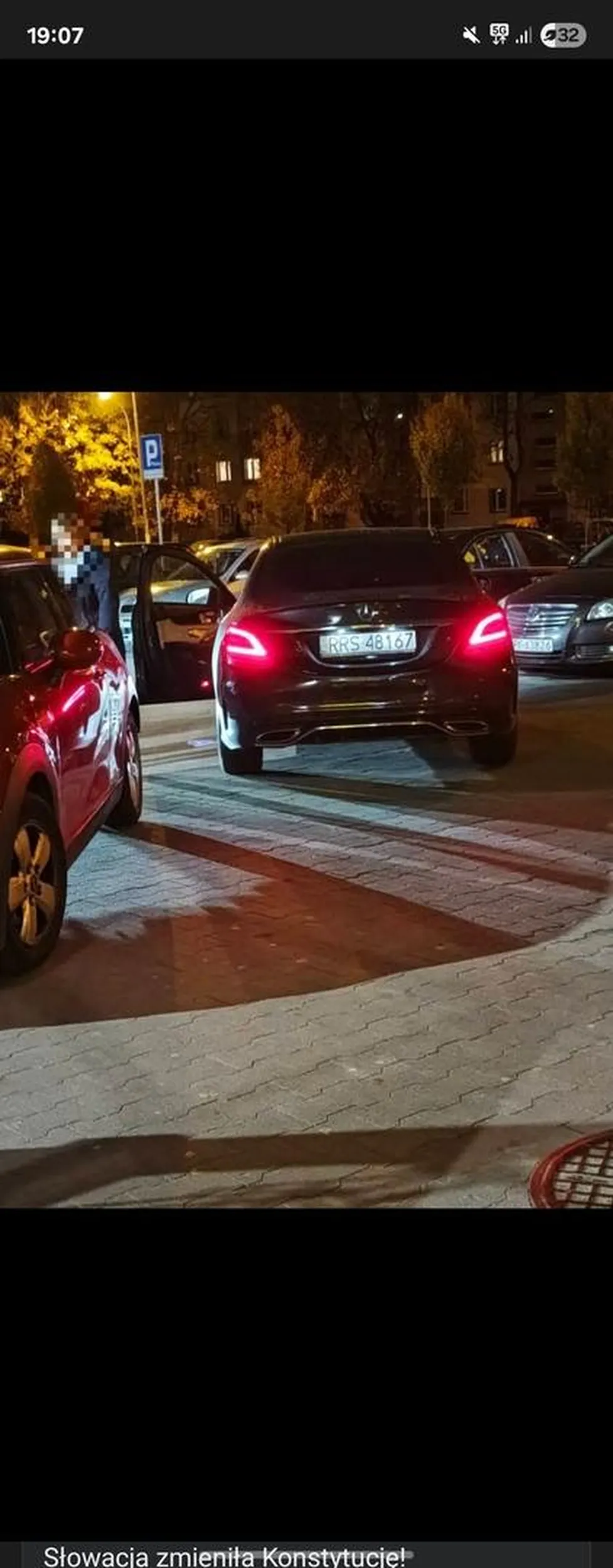 Jakby właściciel czerwonego Mini zaparkowanego pod Biedronką przy ul. Okulickiego zastanawiał się dlaczego ma uszkodzony (pęknięty) zderzak z tyłu. Pani przeprowadziła swoje oględziny, stwierdziła, że nic się nie stało, po czym odjechała, mimo, że jakiś pan prosił, żeby poczekała i załatwiła sprawę jak należy.