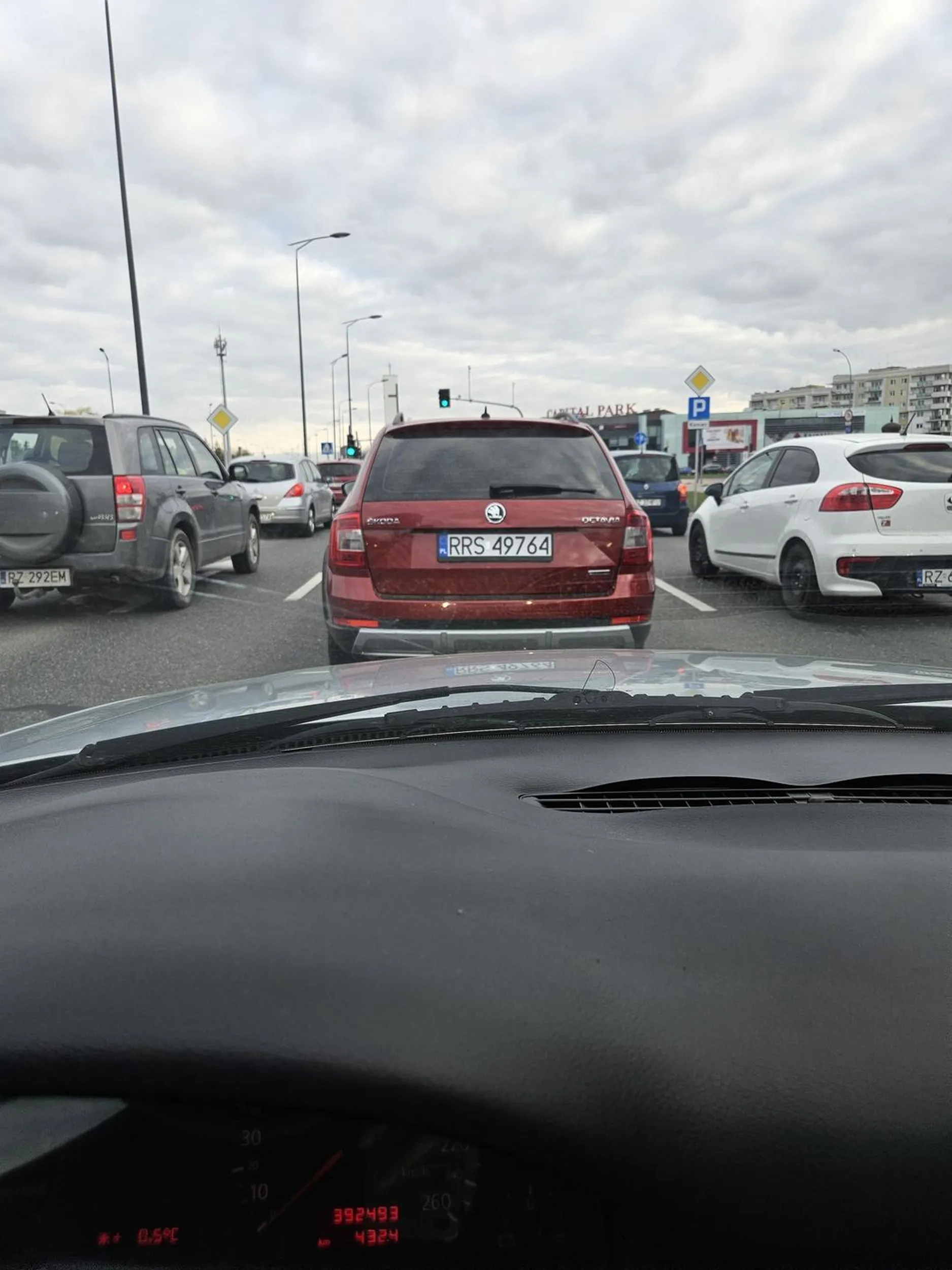 Gdyby nie moja szybka reakcja doszłoby do wypadku. Chłop wymusza pierwszeństwo, a potem unika konfrontacji