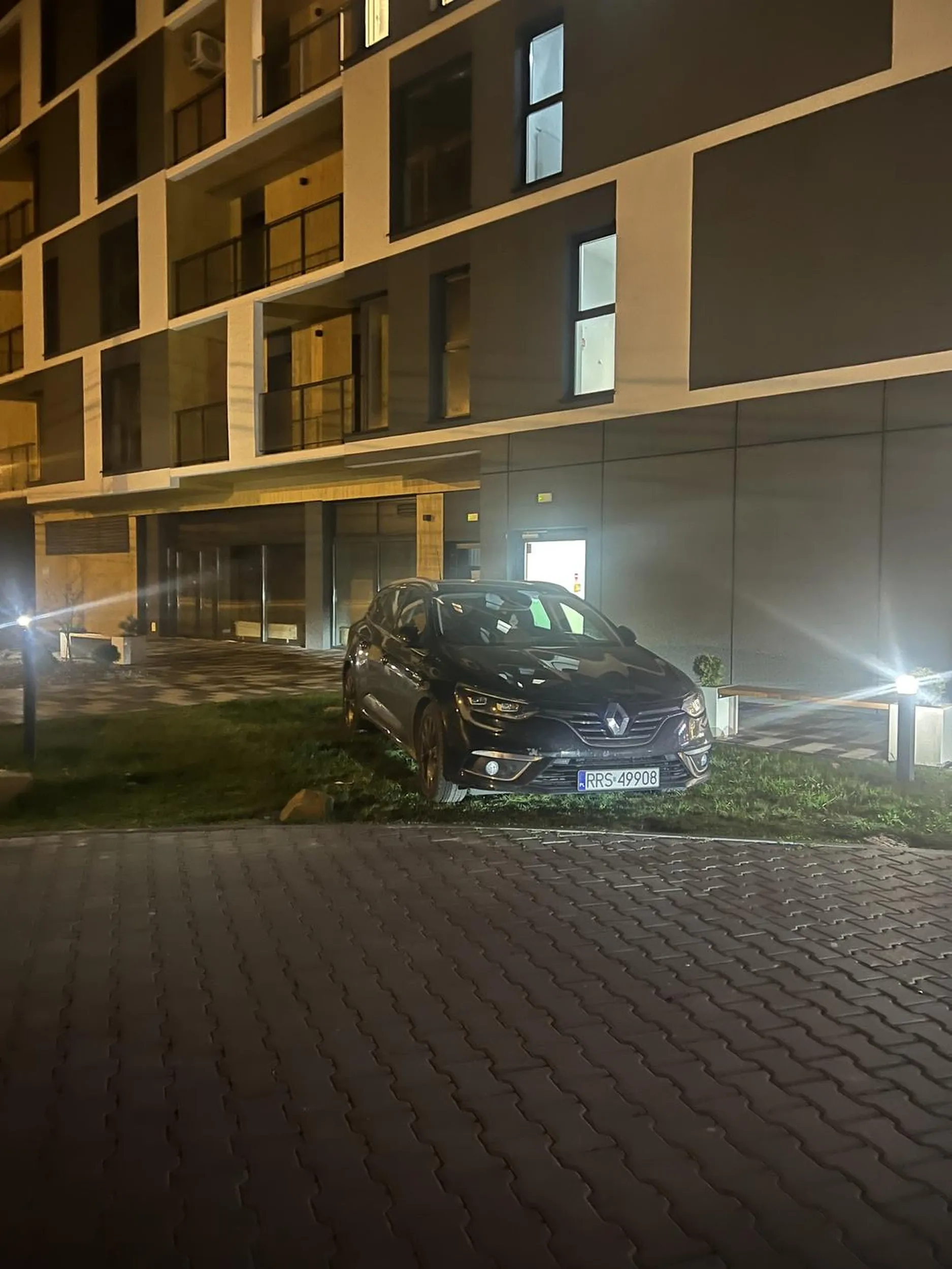 Widzę, że trawnik został pomylony z parkingiem. Może następnym razem warto skorzystać z miejsc wyznaczonych do parkowania. Przyroda też zasługuje na szacunek