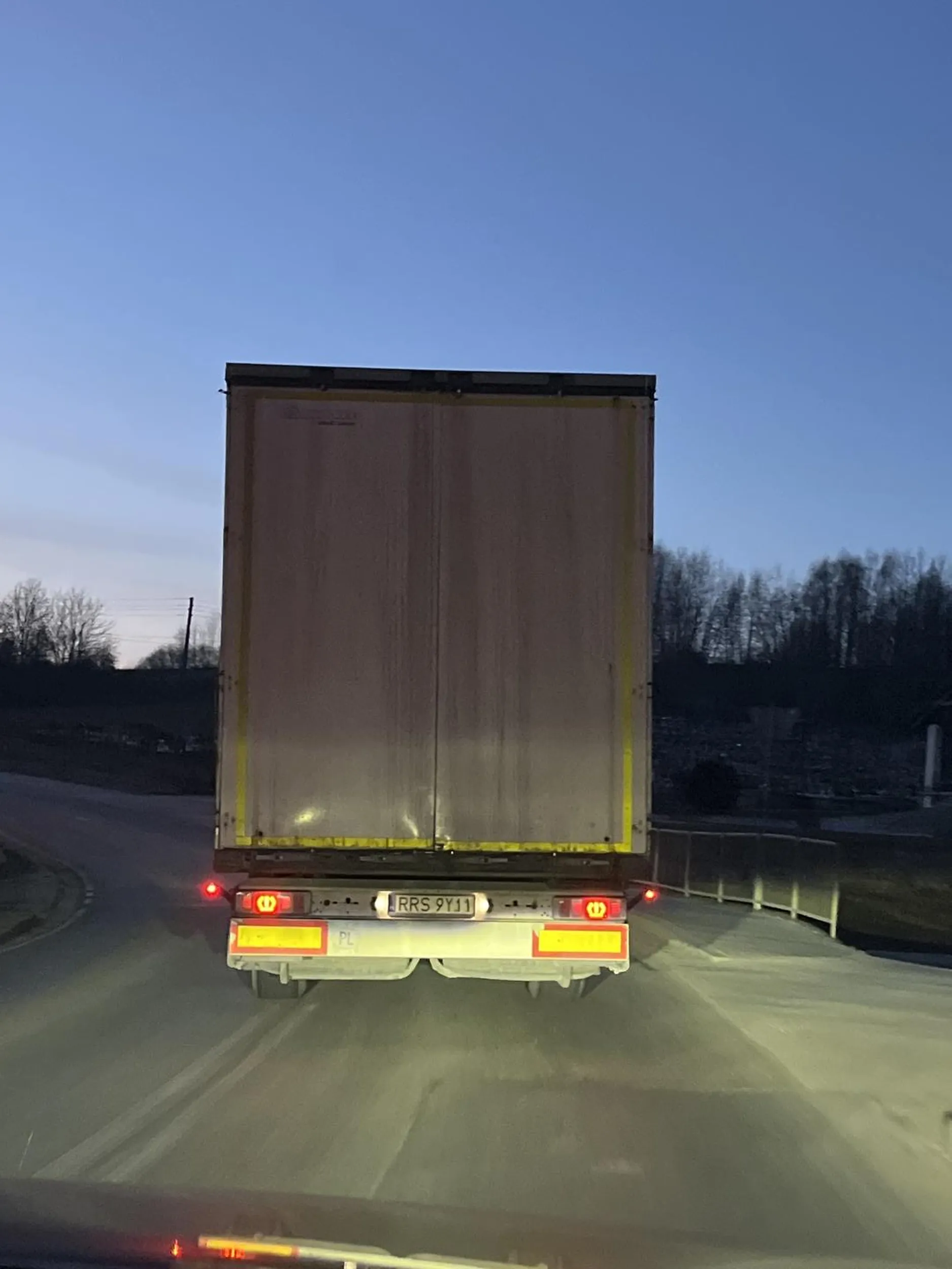 Kierowca tira zjeżdżając na pas przeciwny, blokował możliwość wyprzedzenia przy prędkości 45km/h. Stwarzał zagrożenie dla aut jadących z przeciwka.