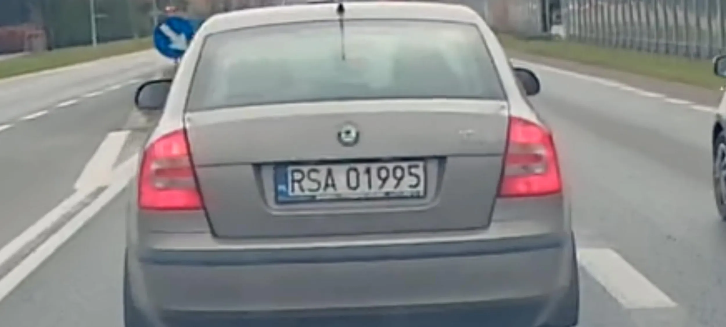 Kierowca skody wjechał gwałtownie z prawego pasa na lewy tuż przed maską mojego samochodu, celowo mnie wyhamował a kiedy mój samochód mignął światłami to skodziarz zahamował jeszcze mocniej co mogło skończyć się tragicznie. Niedowartościowany ham i burak. Nagranie tego samego dnia zostało dostarczone na komisariat na Nowym Mieście więc jeszcze się na pewno spotkamy. Jedynie czarnowłosa pasażerka zachowała się jak trzeba bo gdy kierowca zahamował drugi raz to zamachnęła się i chyba mu nawet przyjeba.a Policjanci tak się z tego śmiali że nie byli w stanie spisywać zawiadomienia. Moja mina Bezcenna. Plus jest taki że nagrał się też kierowca jak wysiada z pojazdu więc, jak powiedzieli na komisariacie "klient nie zasłoni się niepamięcią kto prowadził".