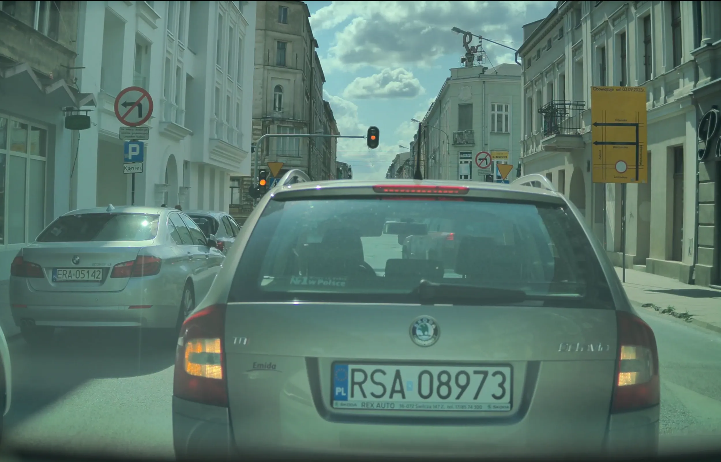 Łódź, piątek, godzina 16, szczyt ruchu, ciasna ulica jednokierunkowa między kamienicami. Gościu stoi z kierunkowskazem i tyle i nie wiesz o co mu chodzi. Ani nie parkuje ani nic. Stoi... Nagle wrzuca wsteczny, dojeżdża do zderzaka, za mną sznur aut, nie mam gdzie wycofać więc stoję. Ominąć go też nie mogę, bo tak dojechał do zderzaka, że w przód się nie da, w tył też nie bo inne auta. Po chwili urażona księżniczka w różowej koszuli wyskoczyła z auta i uprzejmie kazała "wypierd*lać" bo on tu chce wjechać. Wypierd*lać to możesz ty z Łodzi jeśli nie umiesz się zachować