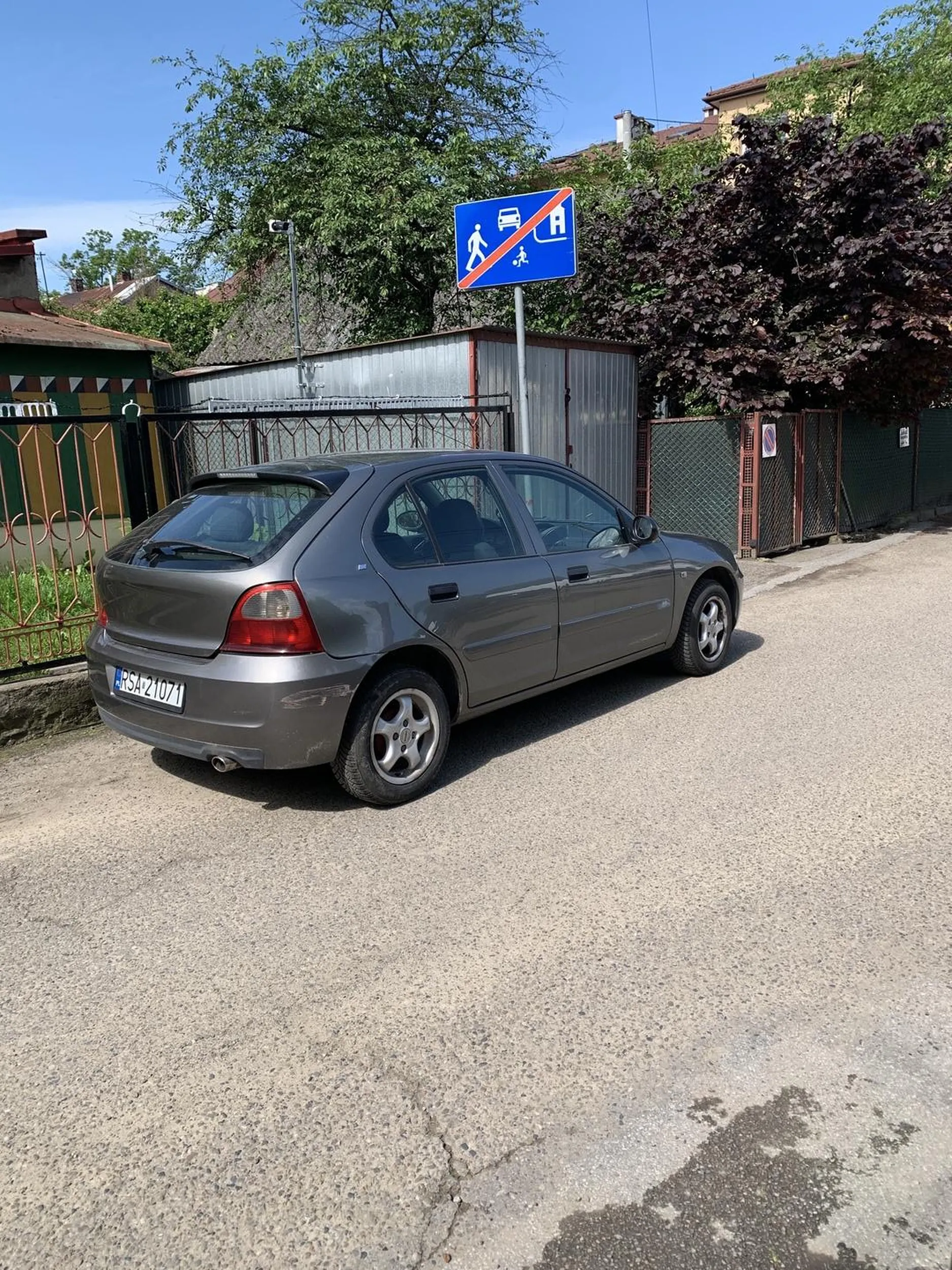 Kierowca niedzielny zablokowal 2 auta i poszedl na zakupy