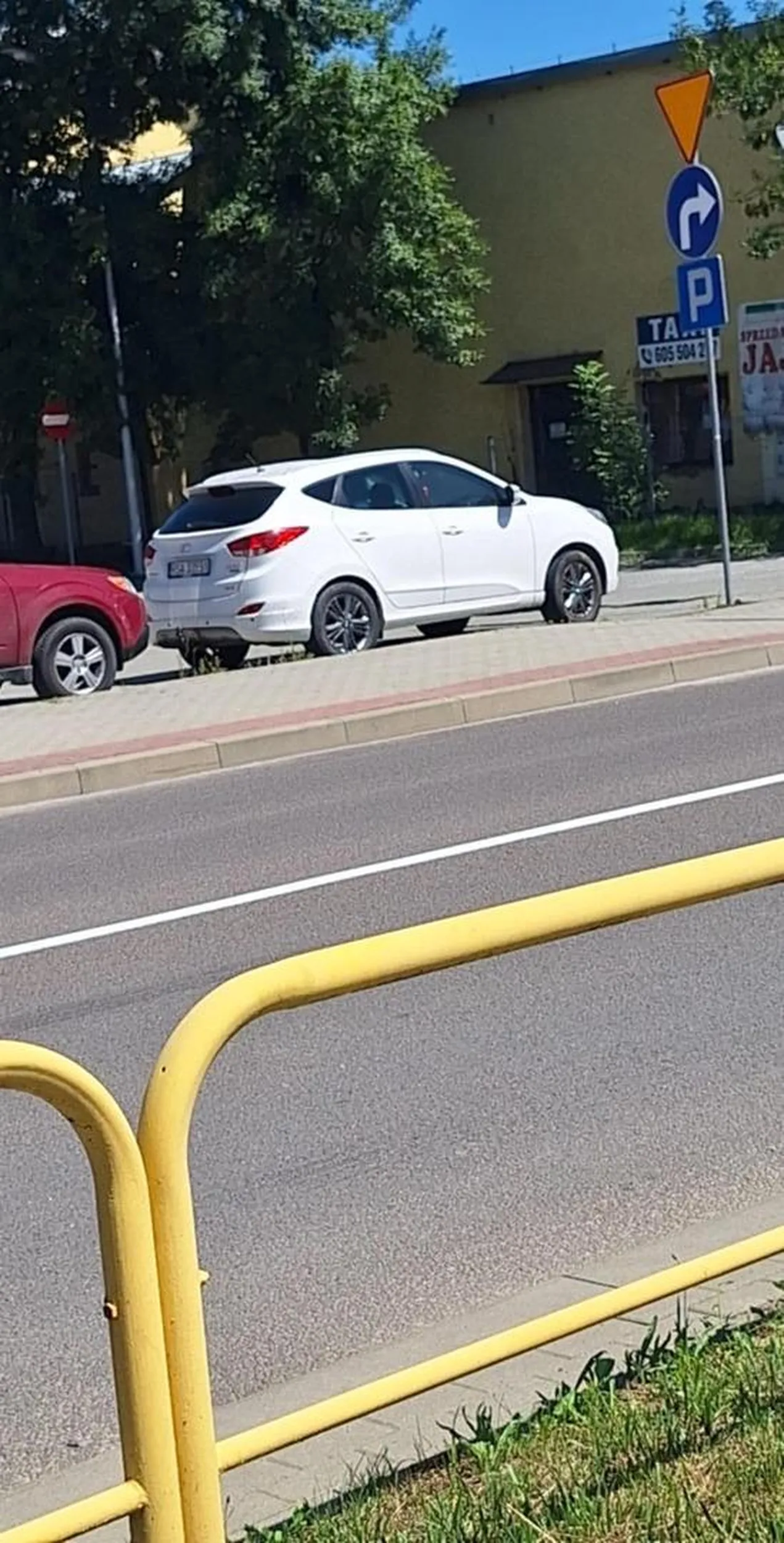 Hyundai Ix35 5 star Macieja S. stoi koło dworca autubosowego