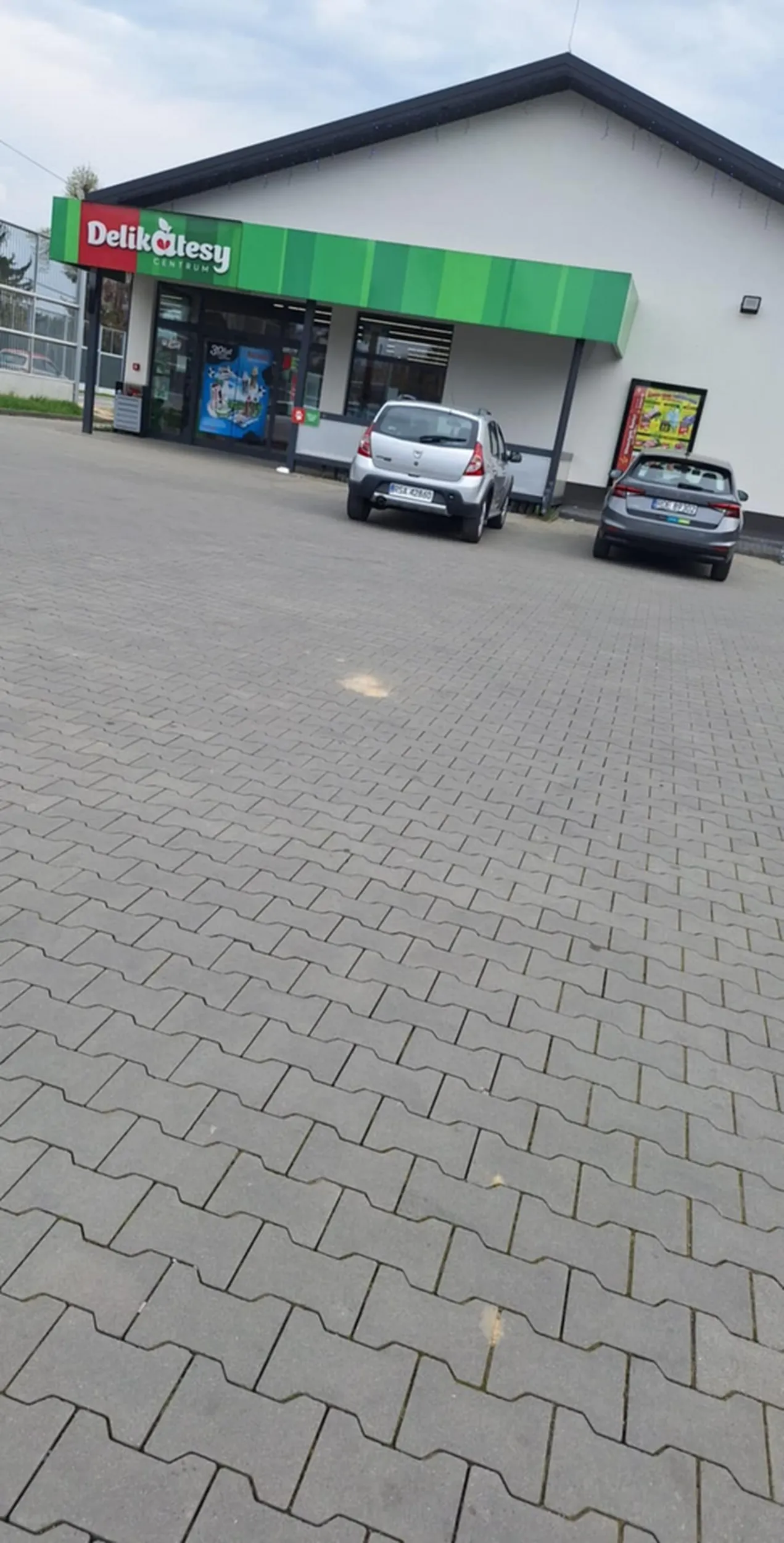 Dacia Sandero Rumuńska Padlina Marka G. Jeździ nią głównie do pięciu miast