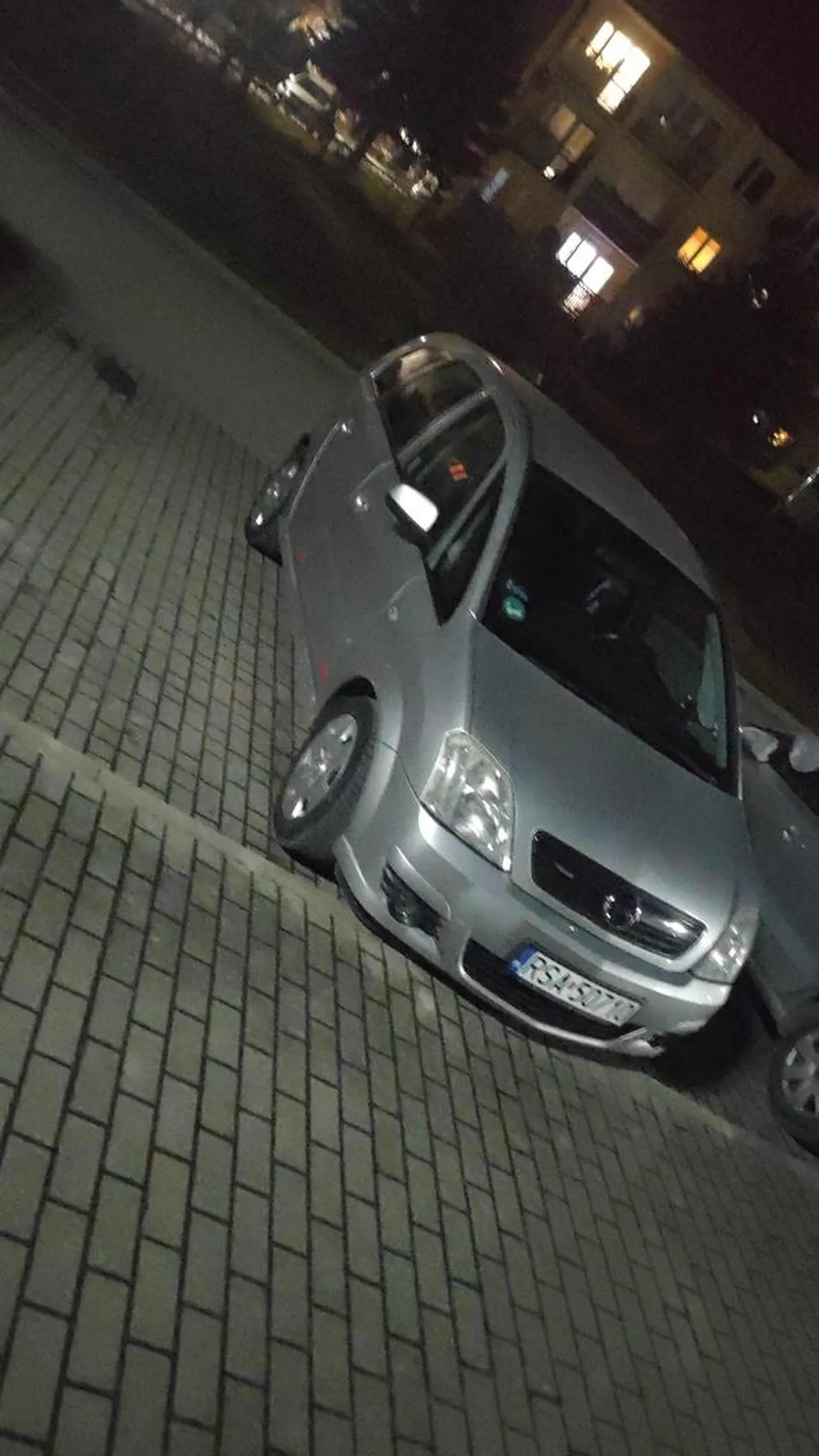 Blokuje 2 miejsca parkingowe.