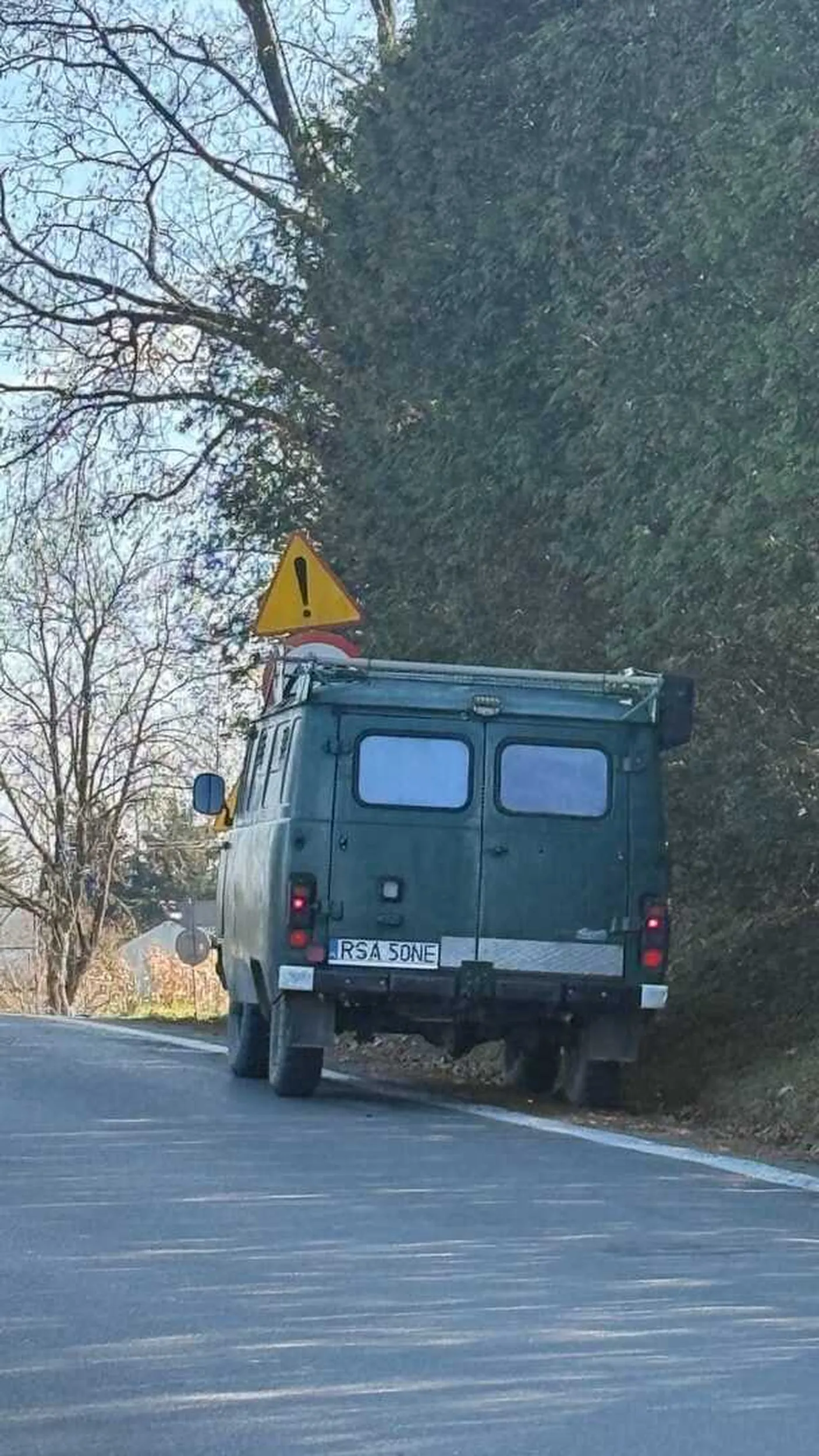 Furgon UAZ zarwał auto pod cmentarzem zatrzymał się i uciekł
