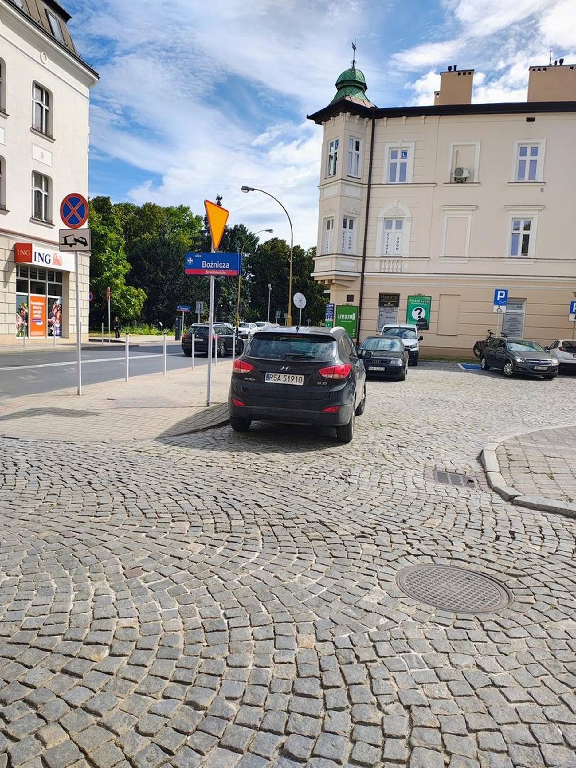 Brawo za parkowanie we wjeździe. Prawo jazdy wygrane w czipsach?