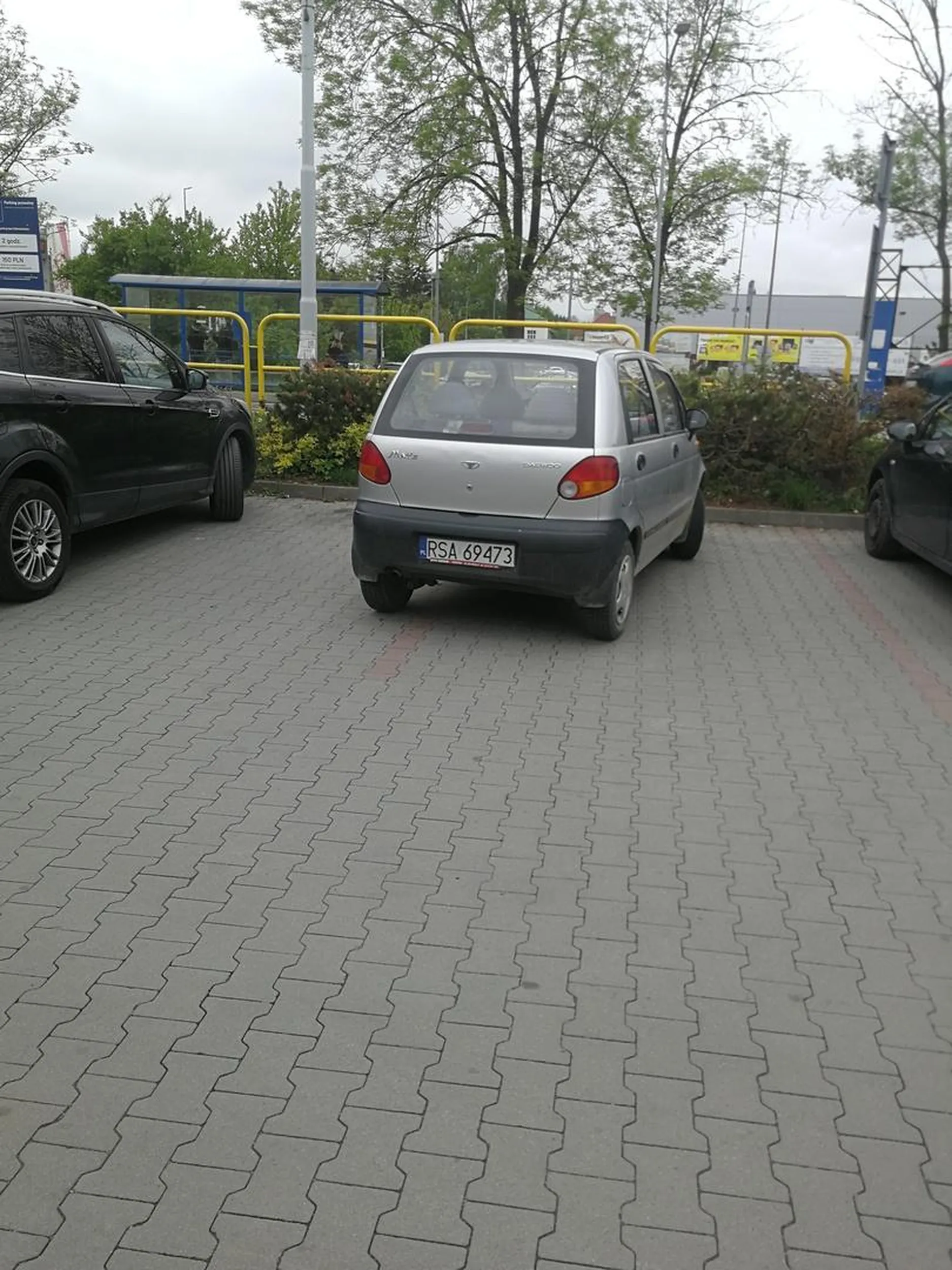 Kobieto, naucz się parkować bo każdy chce pod sklepem gdzieś zatrzymać samochód, a nie ma gdzie.